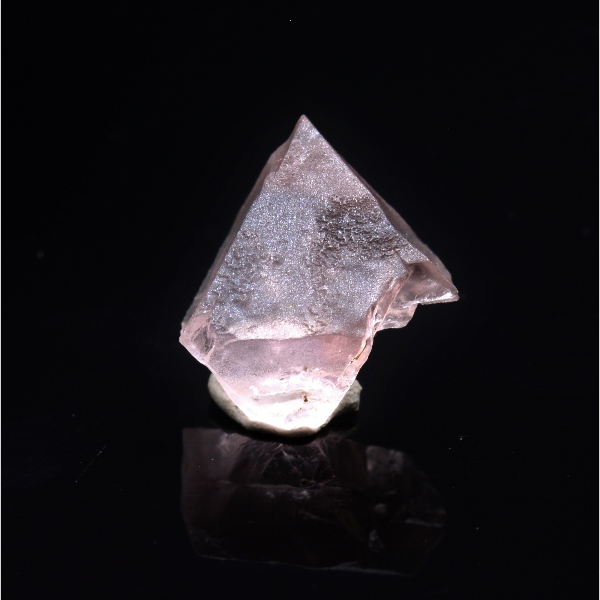 Outlets Pink fluorite. 40.0 ct. Mont Blanc Massif, France