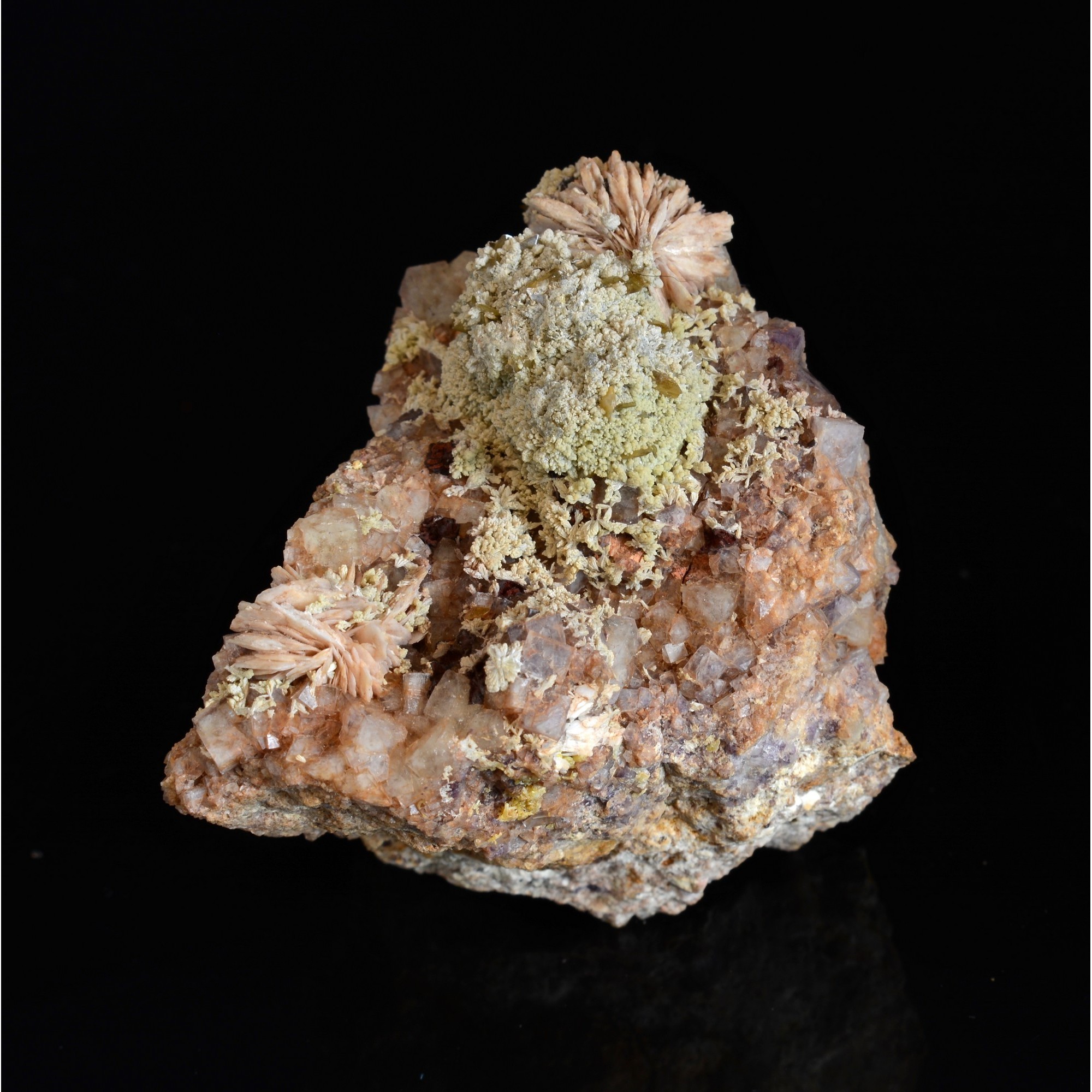 Fluorine, barytine, mimétite, wulfénite - Lantignié, Rhône, France