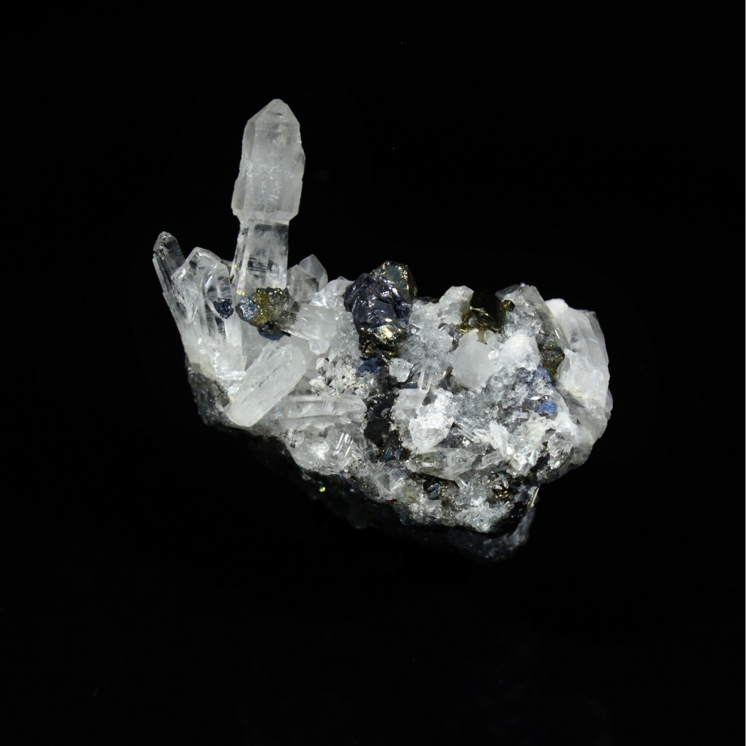 Quartz, pyrite, tétraédrite et mangano-calcite - Pasto Bueno, Province de Pallasca, Pérou