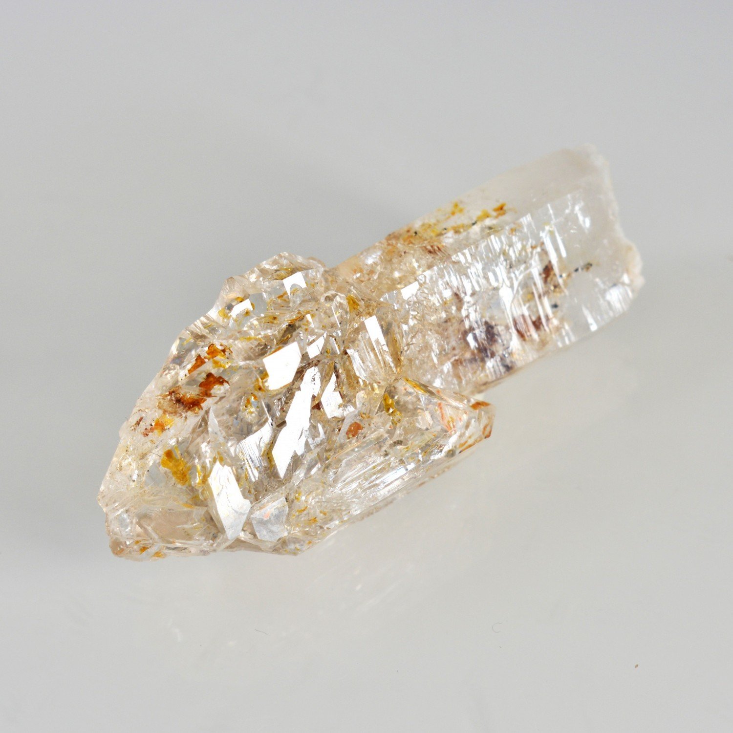 Quartz luciole à inclusions de pétrole - Madirobe, district de Besalampy, Région de Melaky, Madagascar