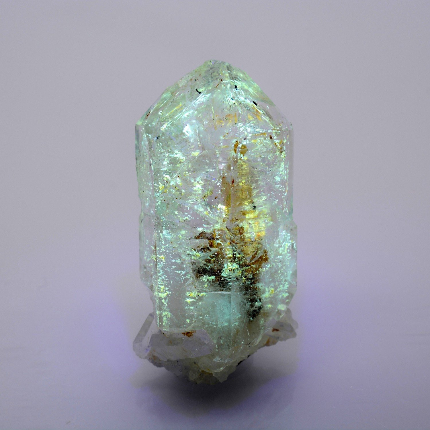 Quartz luciole à inclusions de pétrole - Madirobe, district de Besalampy, Région de Melaky, Madagascar