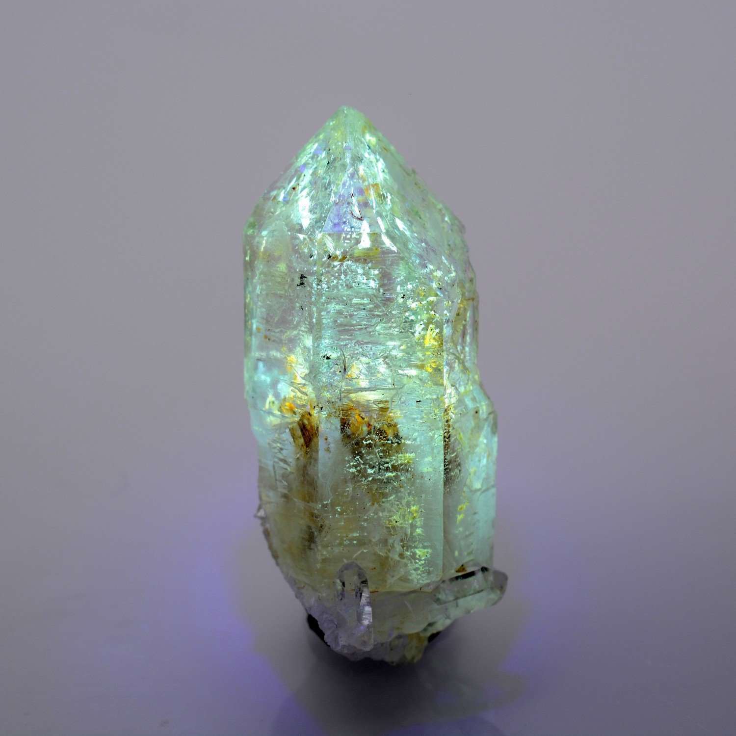 Quartz luciole à inclusions de pétrole - Madirobe, district de Besalampy, Région de Melaky, Madagascar