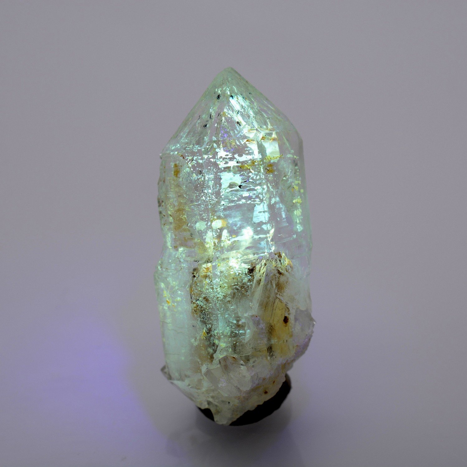 Quartz luciole à inclusions de pétrole - Madirobe, district de Besalampy, Région de Melaky, Madagascar