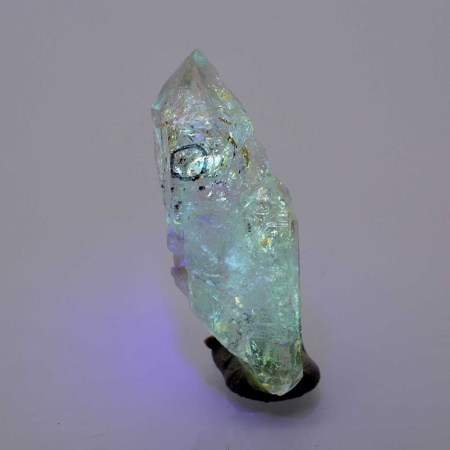 Quartz luciole à inclusions de pétrole - Madirobe, district de Besalampy, Région de Melaky, Madagascar