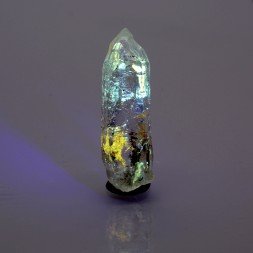 Quartz luciole à inclusions de pétrole - Madirobe, district de Besalampy, Région de Melaky, Madagascar