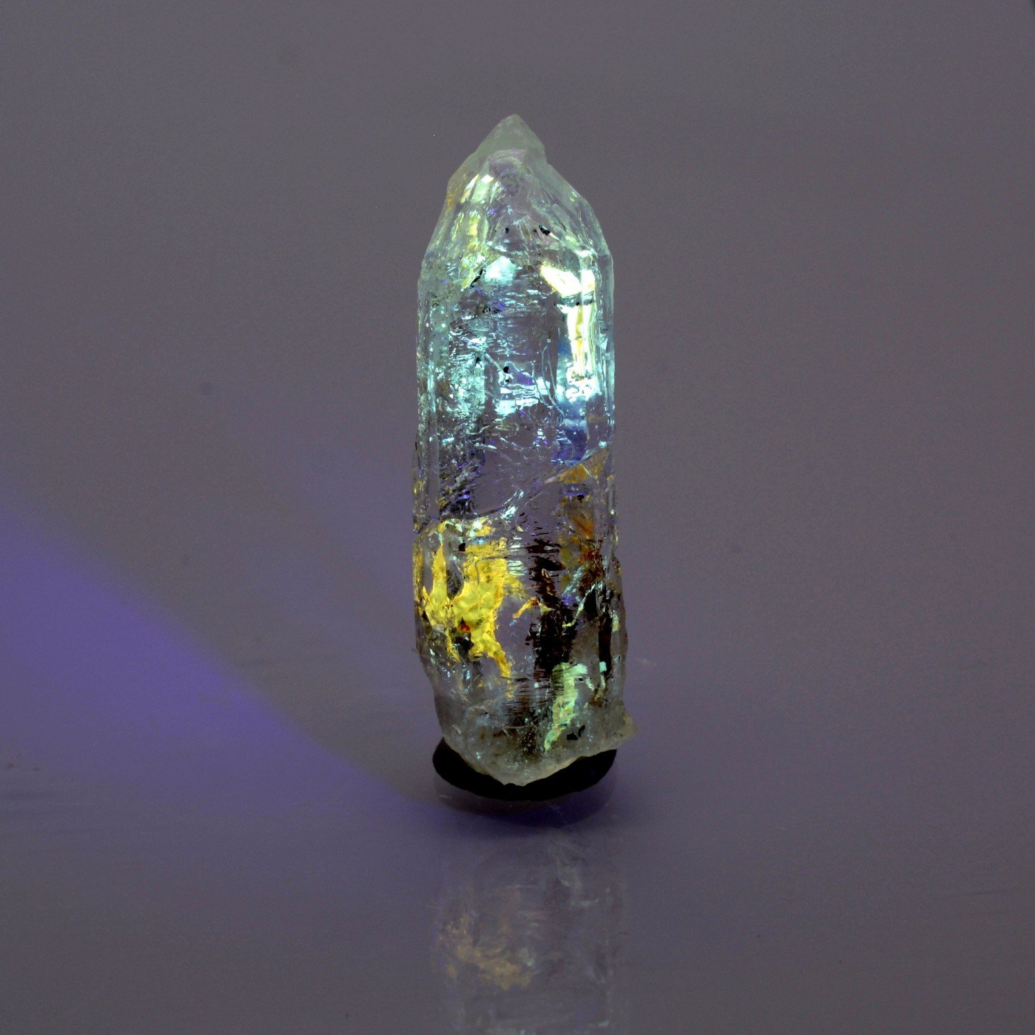 Quartz luciole à inclusions de pétrole - Madirobe, district de Besalampy, Région de Melaky, Madagascar Quartz luciole à inclusions de pétrole - Madirobe, district de Besalampy, Région de Melaky, Madagascar