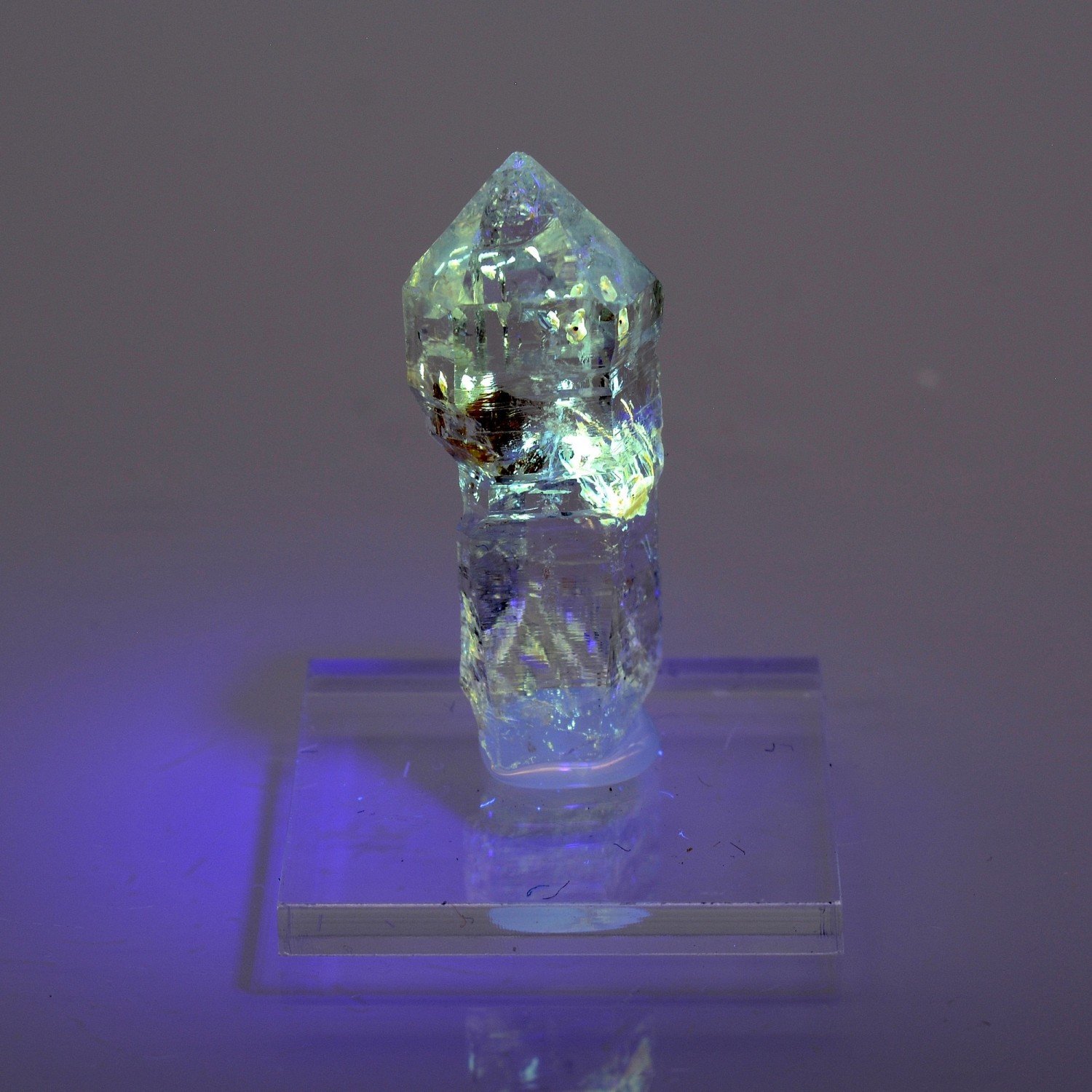 Quartz luciole à inclusions de pétrole - Madirobe, district de Besalampy, Région de Melaky, Madagascar Quartz luciole à inclusions de pétrole - Madirobe, district de Besalampy, Région de Melaky, Madagascar