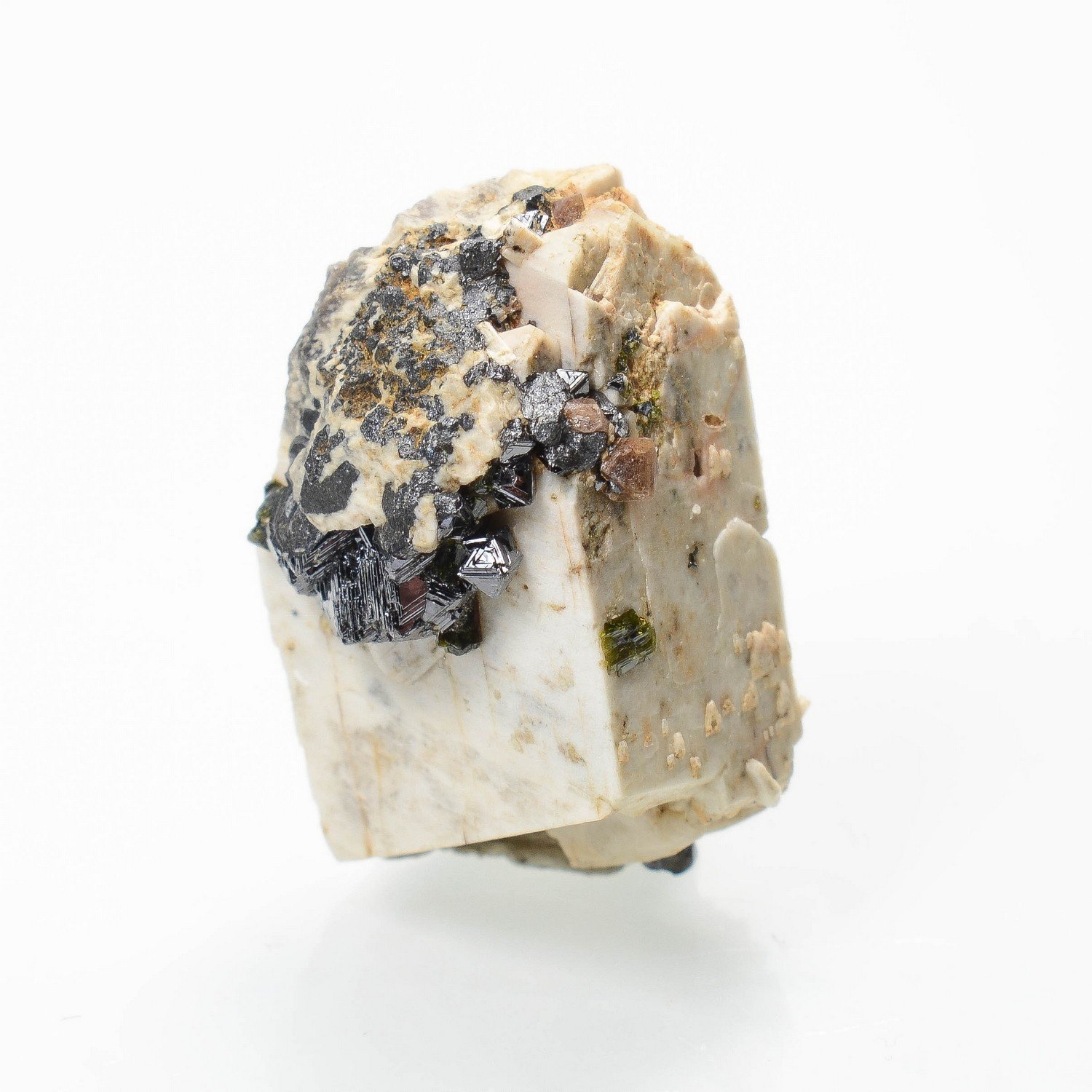 Magnétite et zircon sur orthose - Jebel Ewargizen, Imilchil, Maroc