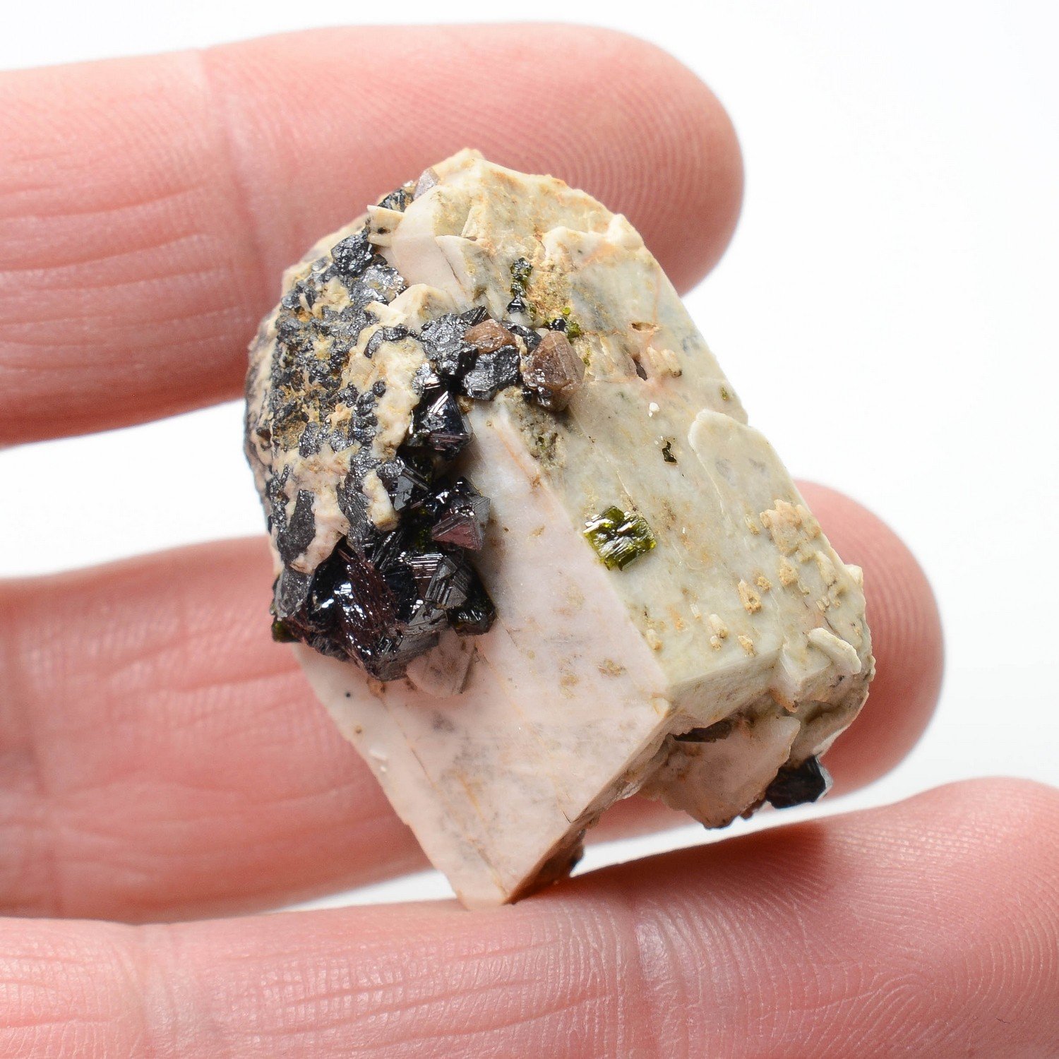 Magnétite et zircon sur orthose - Jebel Ewargizen, Imilchil, Maroc