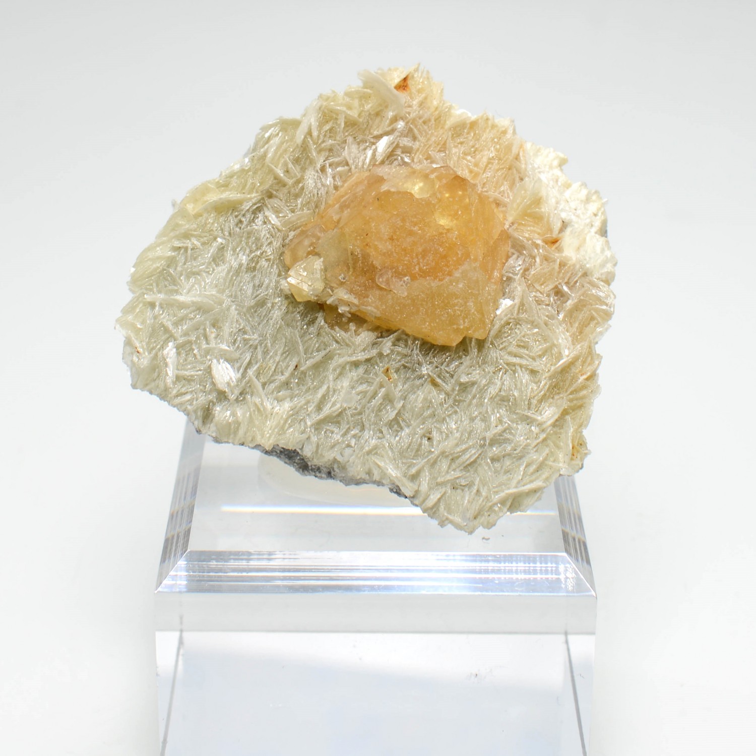 Scheelite on muscovite - Xuebaoding Mountains, Pingwu, Sichuan Province, China