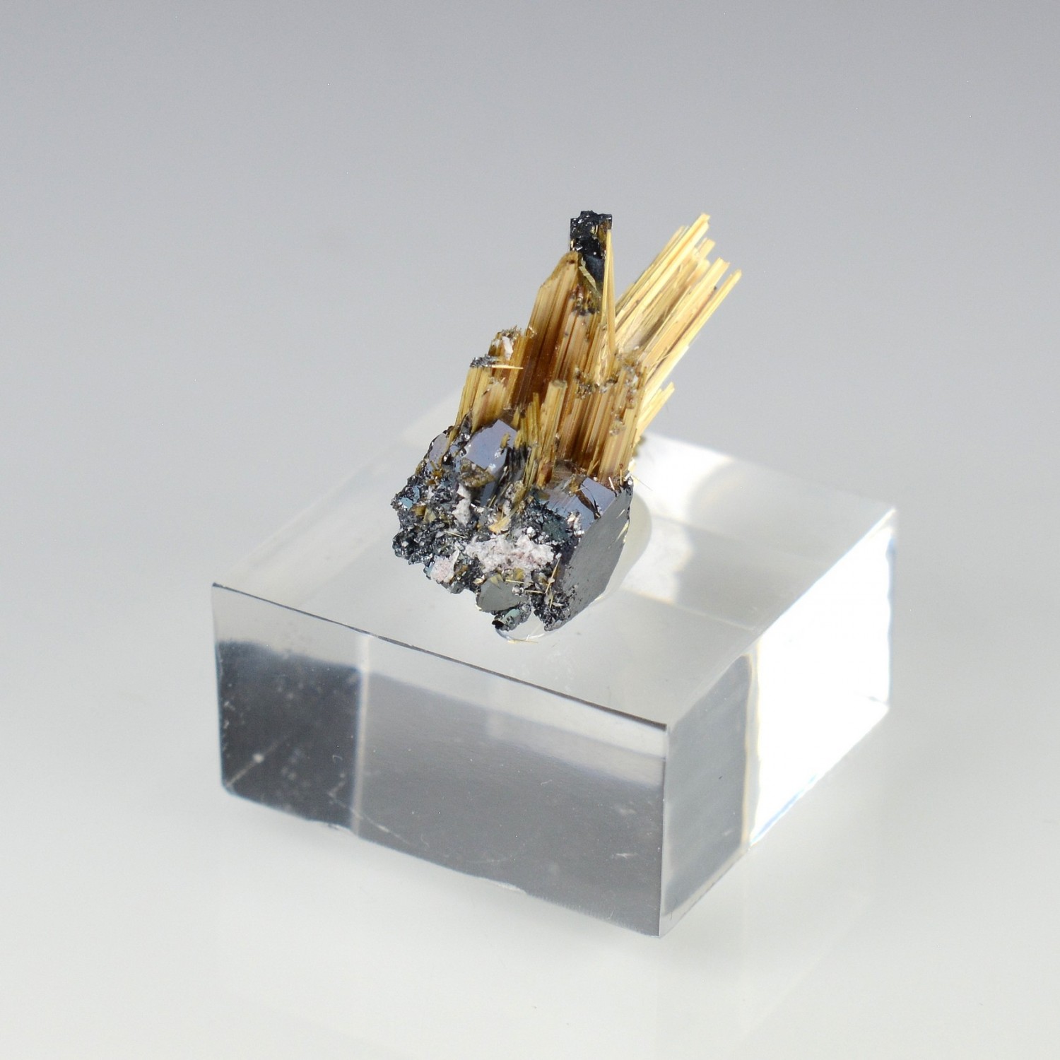 Rutile and hematite - Novo Horizonte, Bahia, Brazil