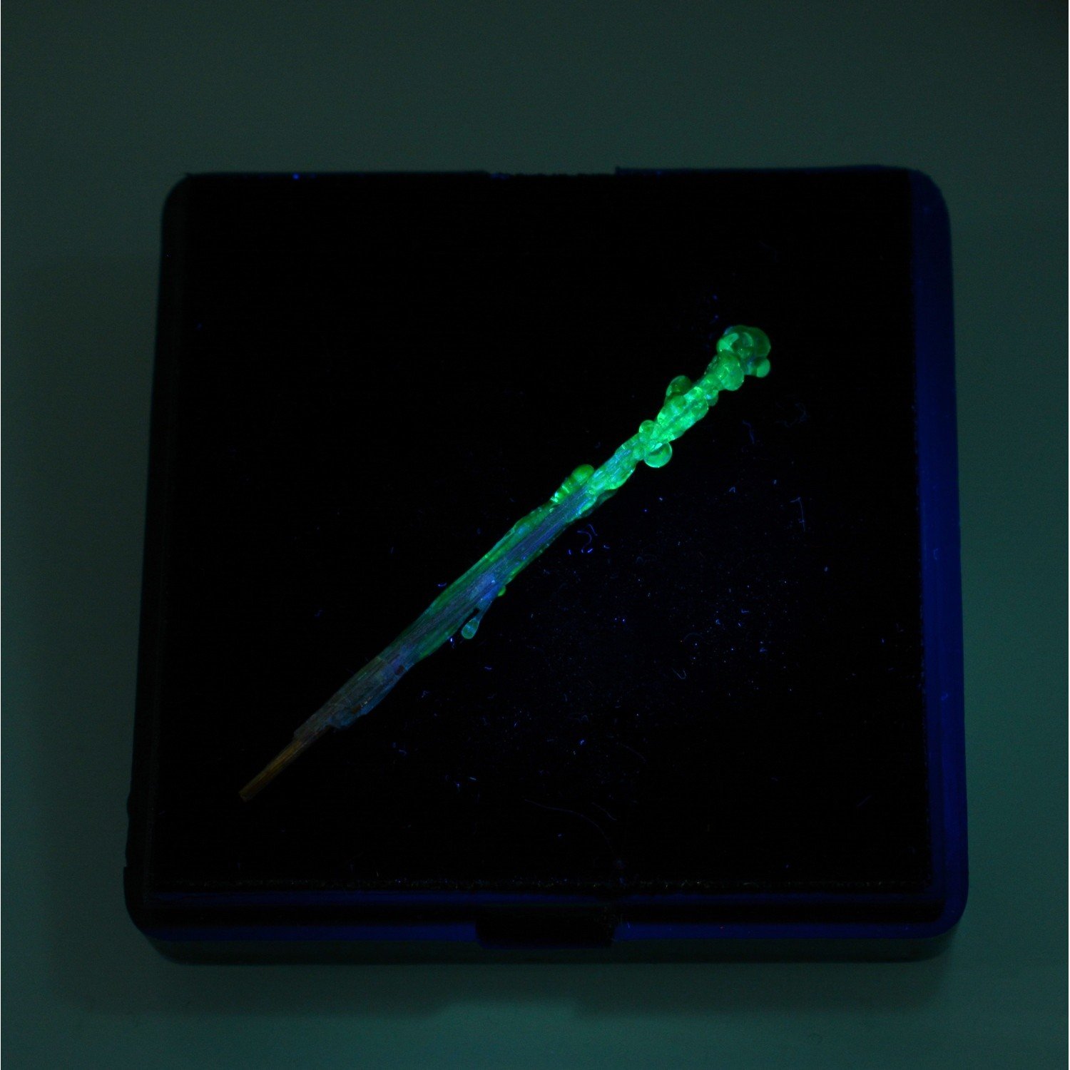 Opale hyalite sur rutile - Novo Horizonte, Bahia, Brésil Opale hyalite sur rutile - Novo Horizonte, Bahia, Brésil