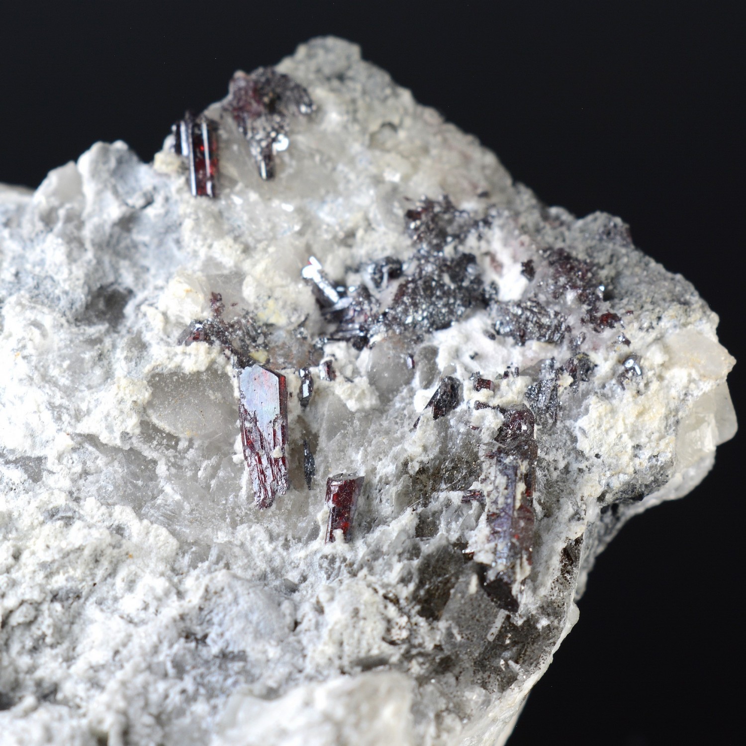 Proustite dans calcite - Mine d'Imiter, Province de Tinghir, Maroc