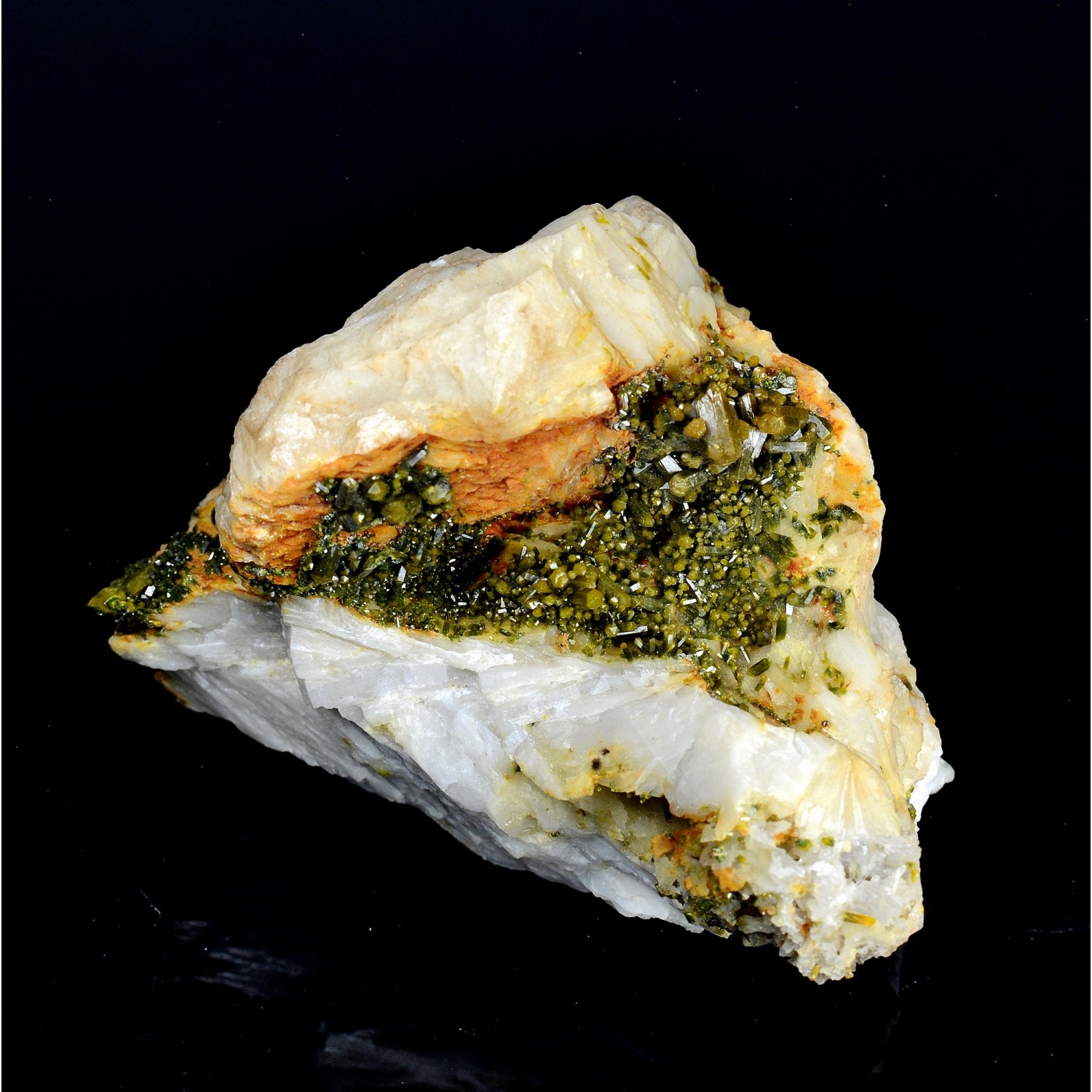 Pyromorphite on barite - Farges mine, Ussel, Corrèze, France