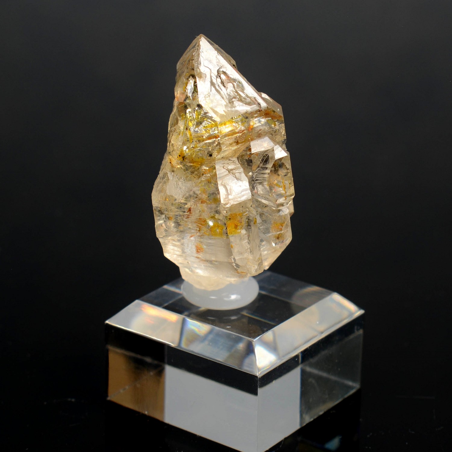 Quartz luciole à inclusions de pétrole - Madirobe, district de Besalampy, Région de Melaky, Madagascar