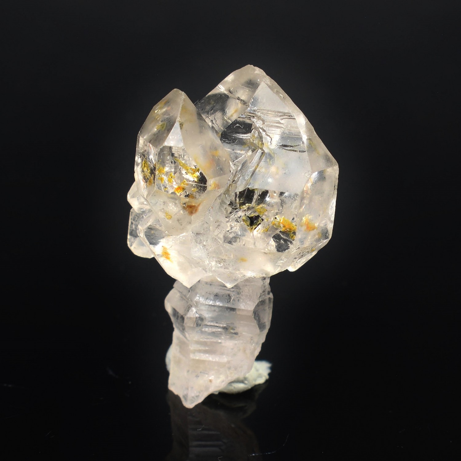 Quartz sceptré d'une belle brillance à inclusions d'hydrocarbures, notamment de pétrole, très fluorescent aux Uvs.