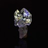 Quartz sceptré d'une belle brillance à inclusions d'hydrocarbures, notamment de pétrole, très fluorescent aux Uvs.