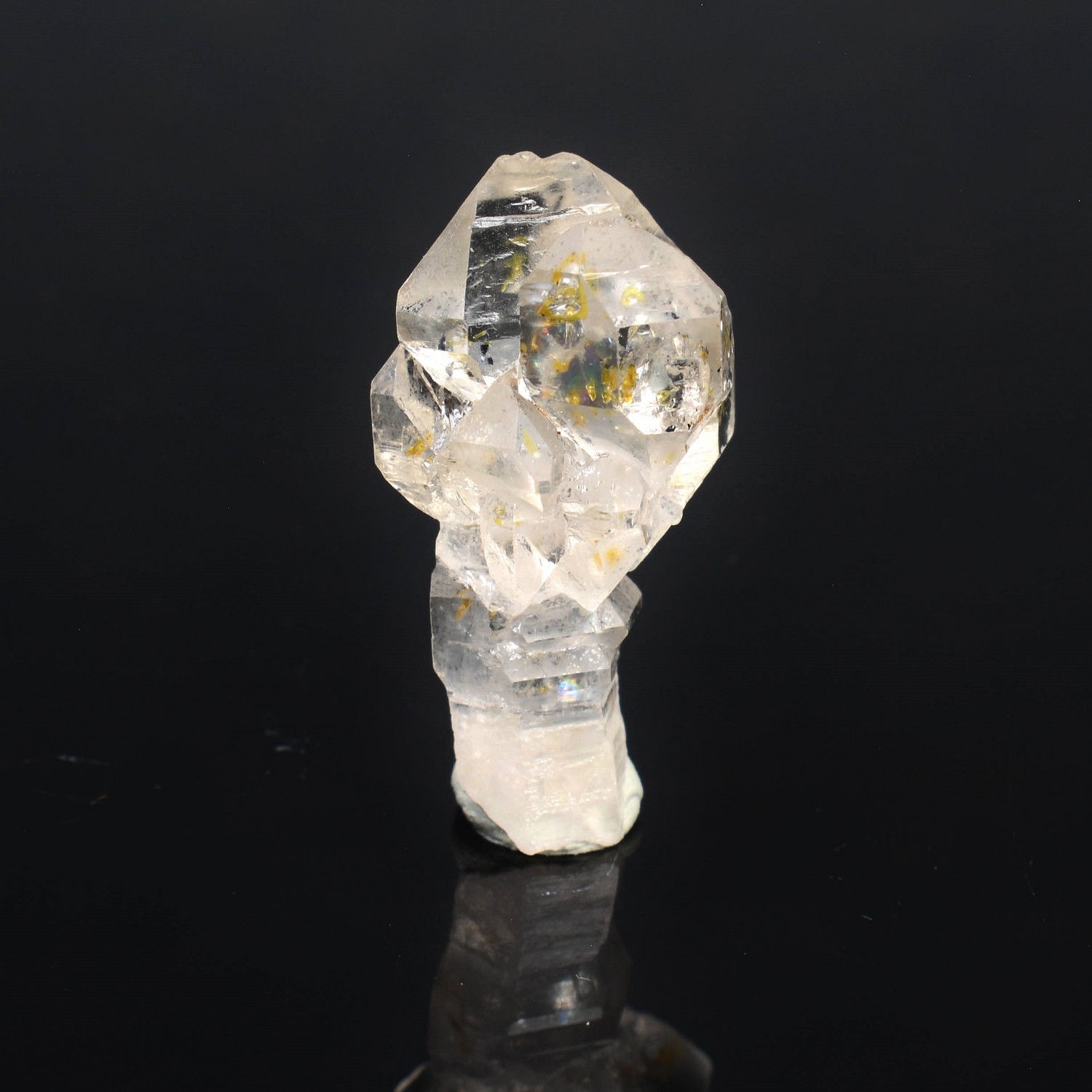 Quartz sceptré d'une belle brillance à inclusions d'hydrocarbures, notamment de pétrole, très fluorescent aux Uvs.