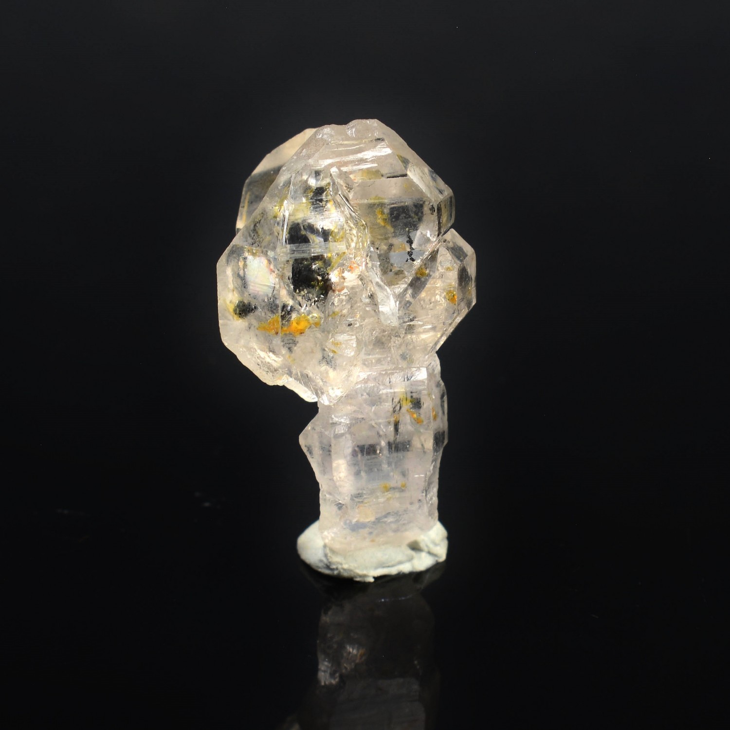 Quartz sceptré d'une belle brillance à inclusions d'hydrocarbures, notamment de pétrole, très fluorescent aux Uvs.