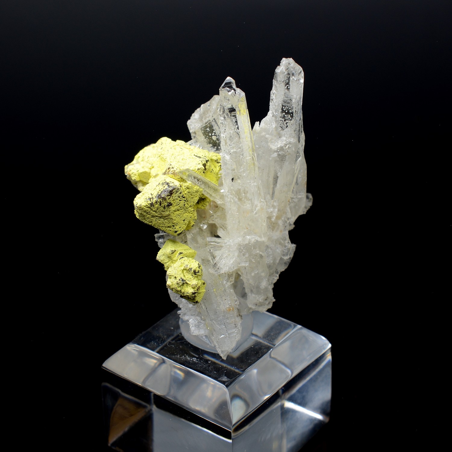 Stolzite on scheelite, and quartz - Quiruvilca Mine, Santiago de Chuco, Peru