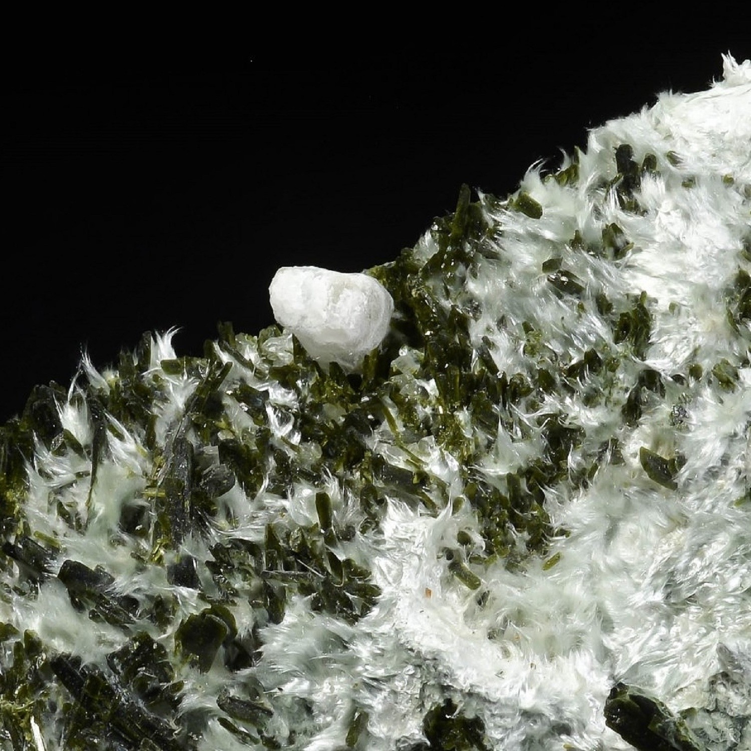 Epidote, byssolite et calcite - Pic du Pelvat, Alpes-de-Haute-Provence, France