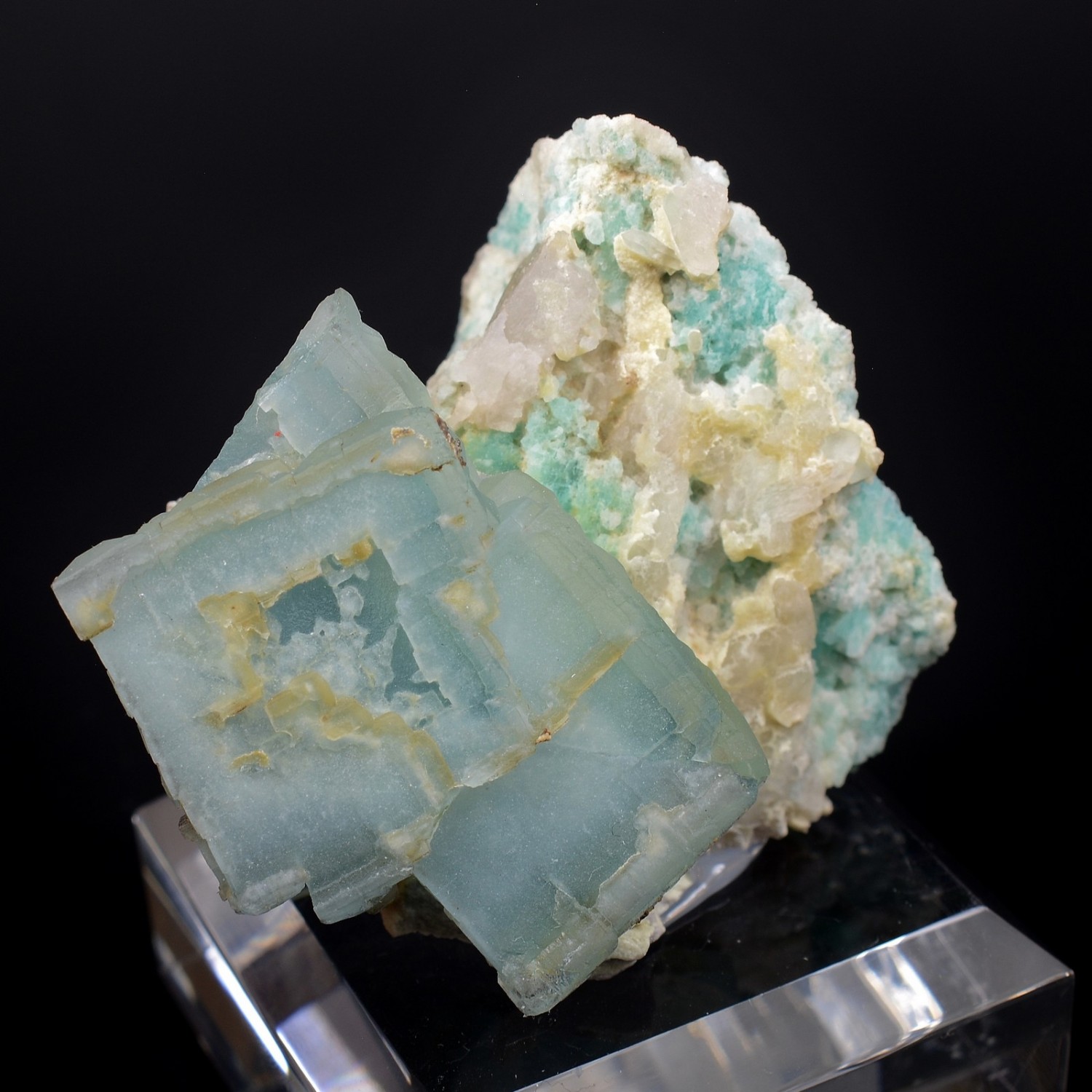 Fluorine, amazonite et quartz - Fazenda do Centro, Espirito Santo, Brésil