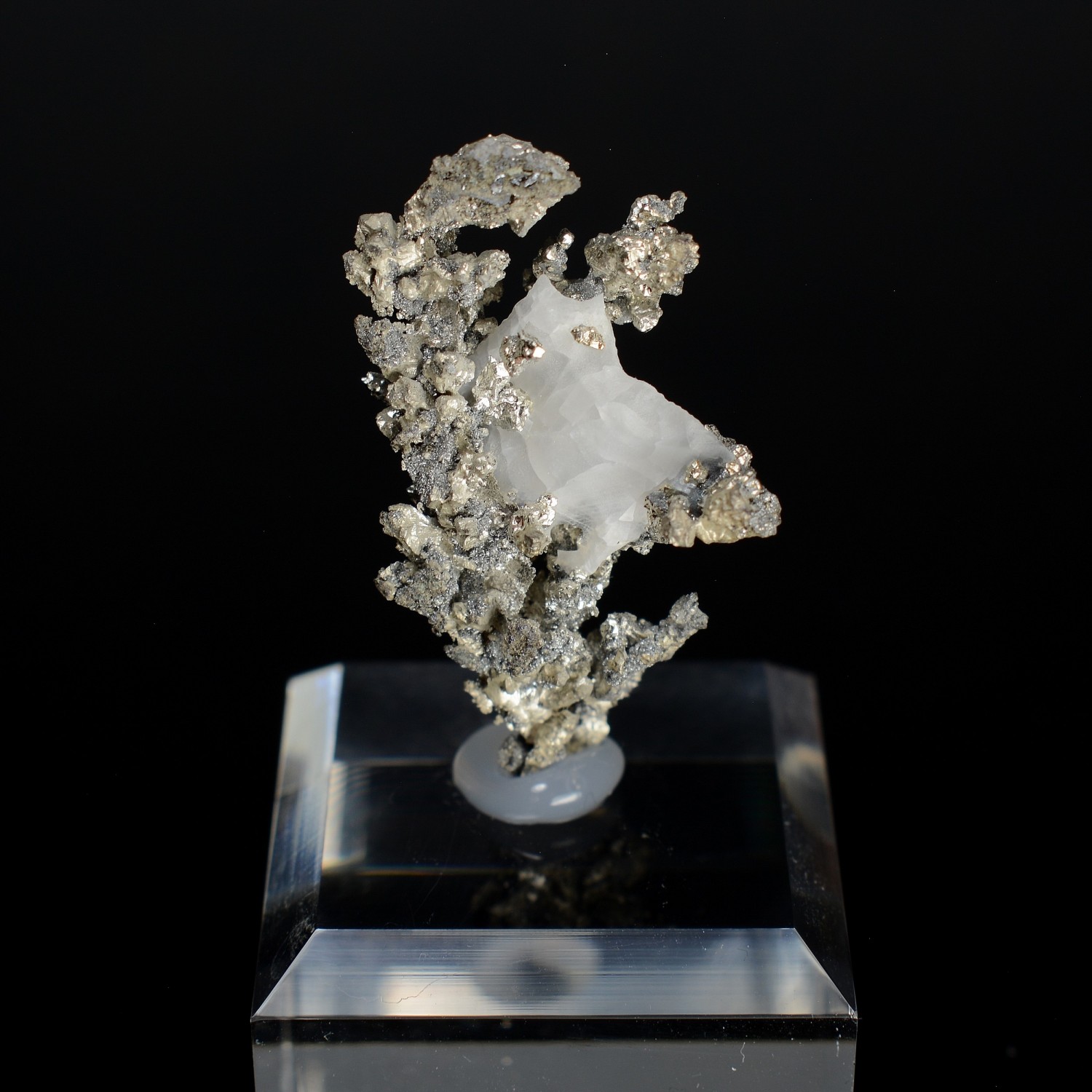 Argent natif sur calcite - Mine Bouismas, Bou-Azzer, Maroc