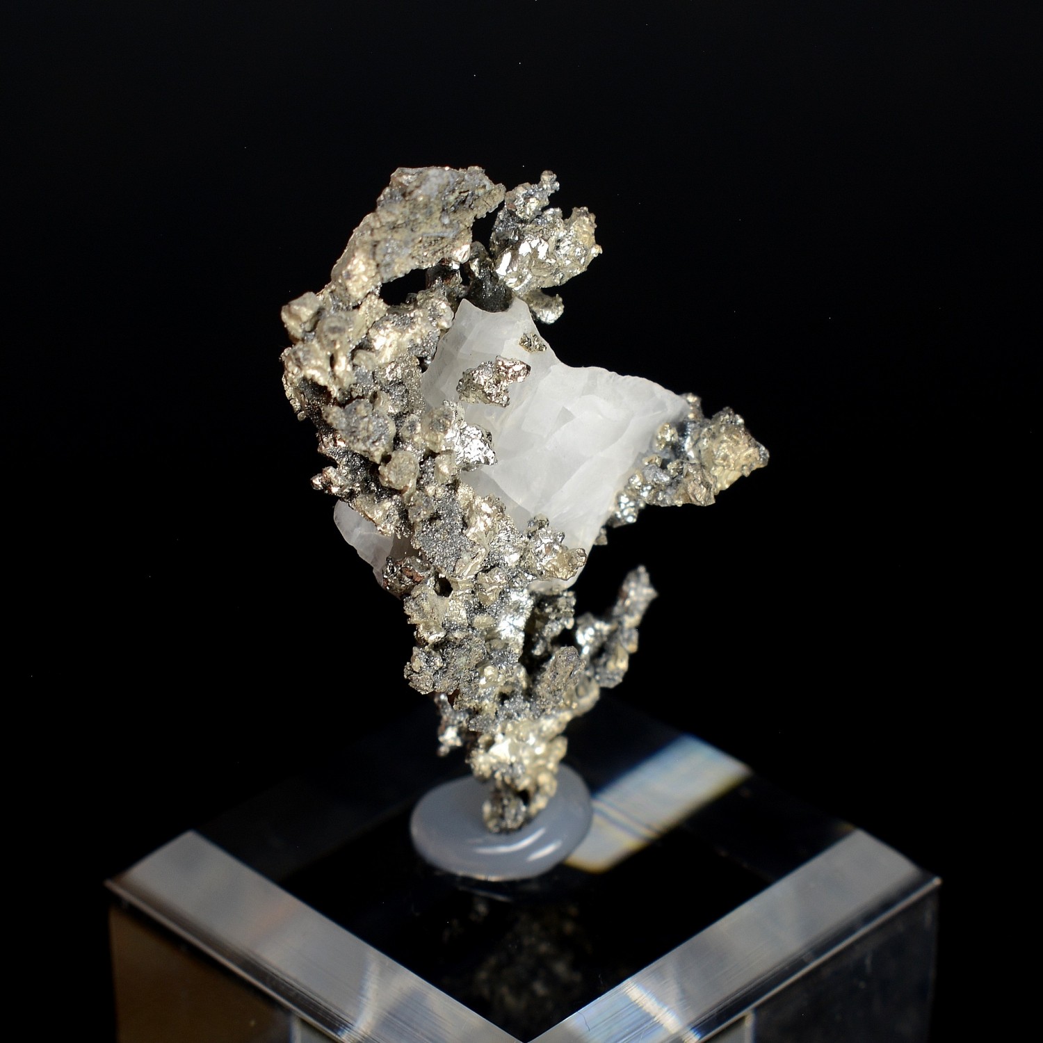 Argent natif sur calcite - Mine Bouismas, Bou-Azzer, Maroc