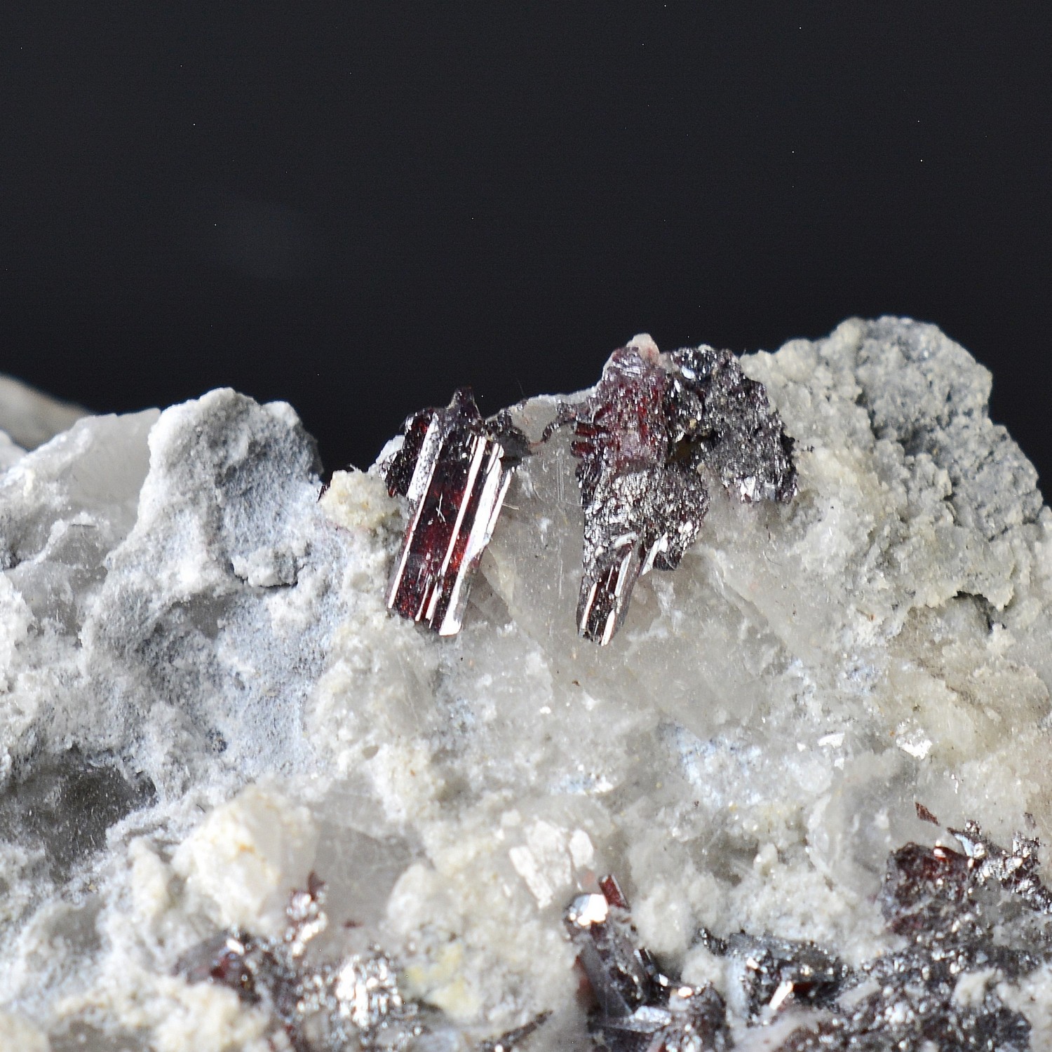 Proustite dans calcite - Mine d'Imiter, Province de Tinghir, Maroc