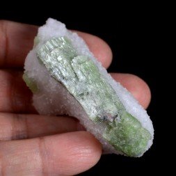 Pargasite sur marbre - Luc Yen, Province de Yen Bai, Vietnam.