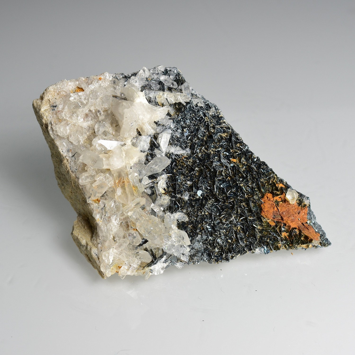 Hematite, quartz, siderite - l'Alpe d'Huez, Isère, France.