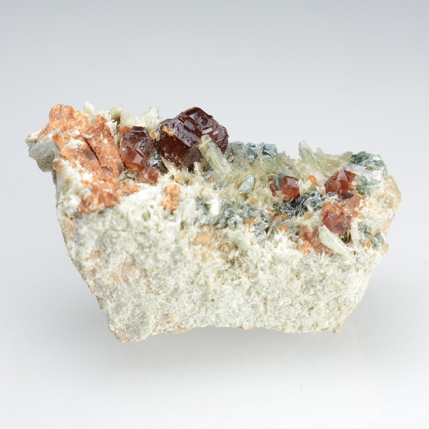 Grenat hessonite, diopside et clinochlore - Vallée d'Aoste, Italie.