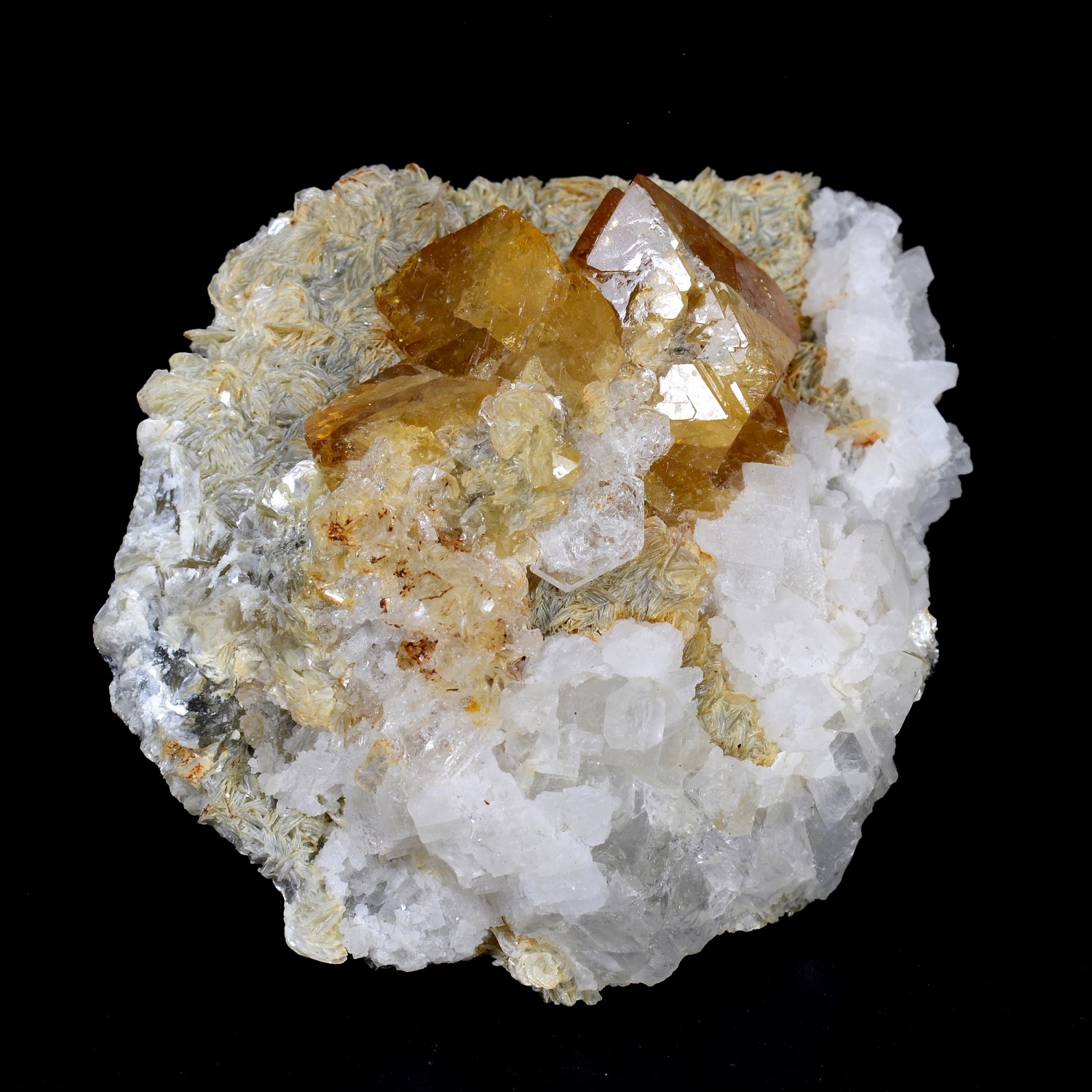 Scheelite, goshenite - Monts Xuebaoding, Pingwu, Sichuan, Chine