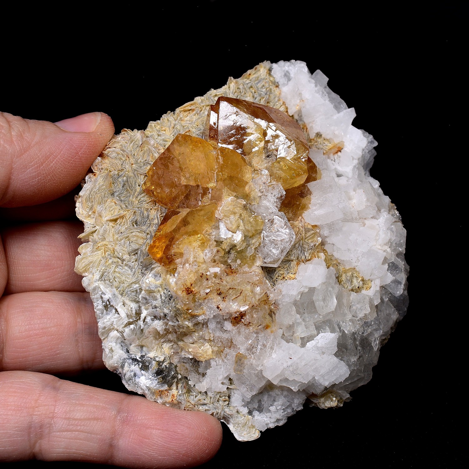 Scheelite, goshenite - Monts Xuebaoding, Pingwu, Sichuan, Chine