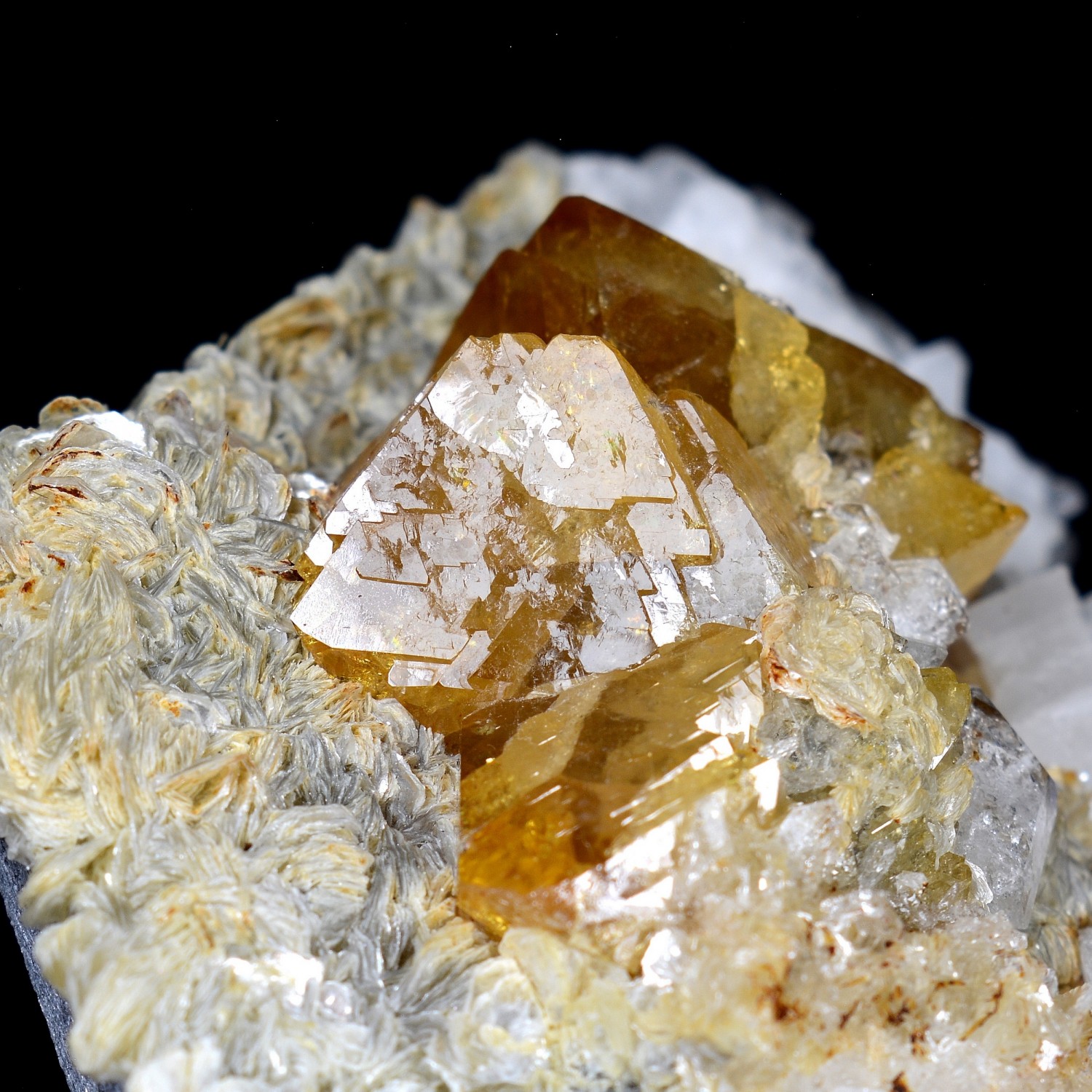 Scheelite, goshenite - Xuebaoding mounts, Pingwu, Sichuan, China