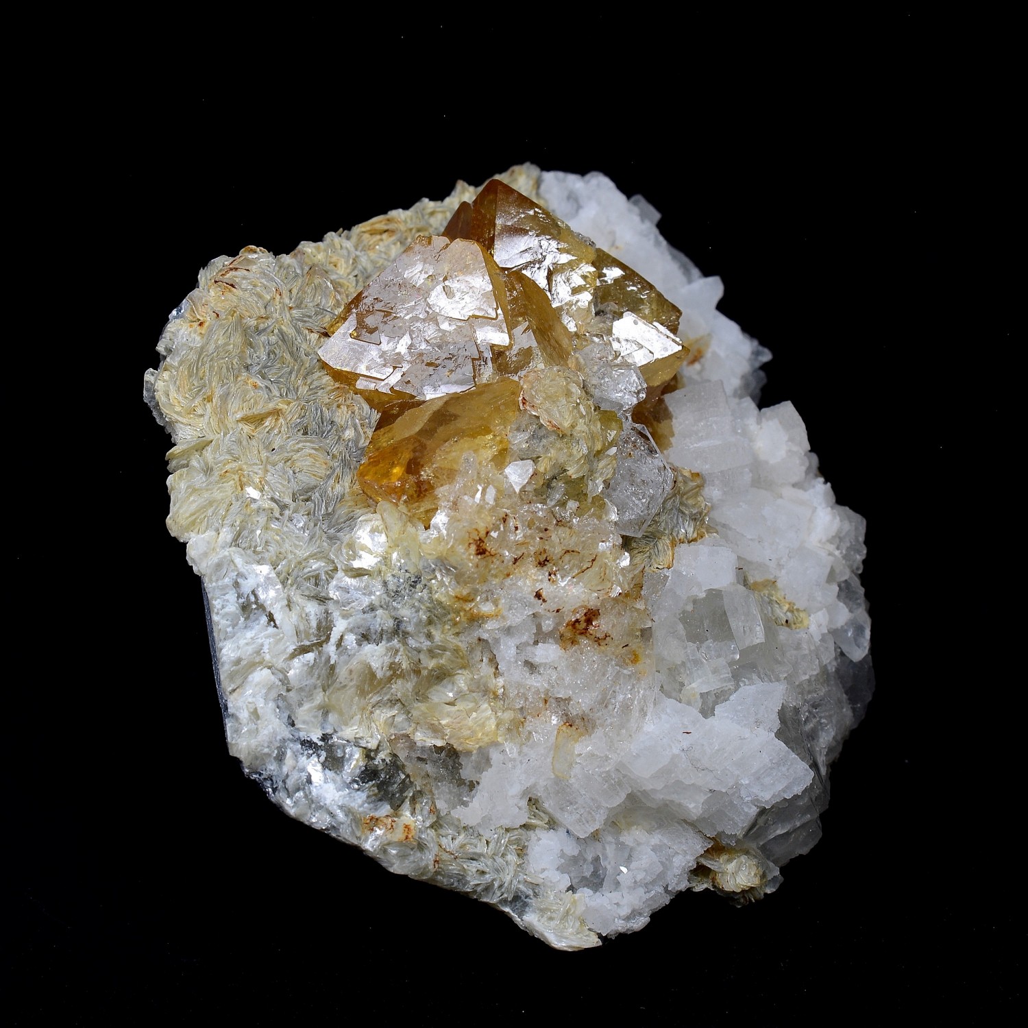 Scheelite, goshenite - Monts Xuebaoding, Pingwu, Sichuan, Chine