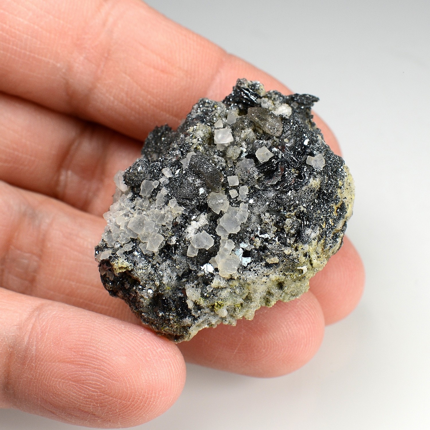 Fluorine et hématite - Face Sud des Droites, massif du Mont-Blanc, Haute-Savoie, France