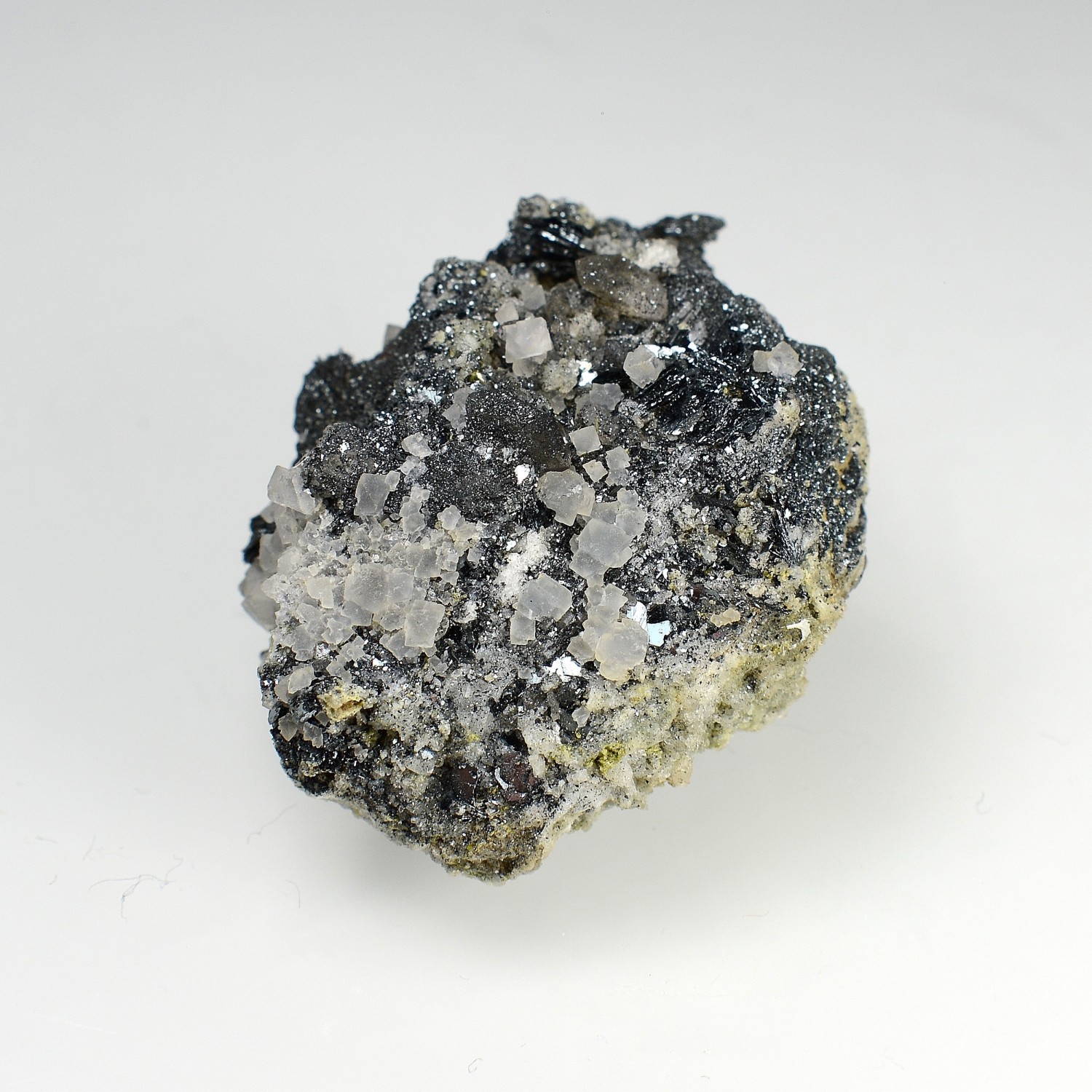 Fluorine et hématite - Face Sud des Droites, massif du Mont-Blanc, Haute-Savoie, France