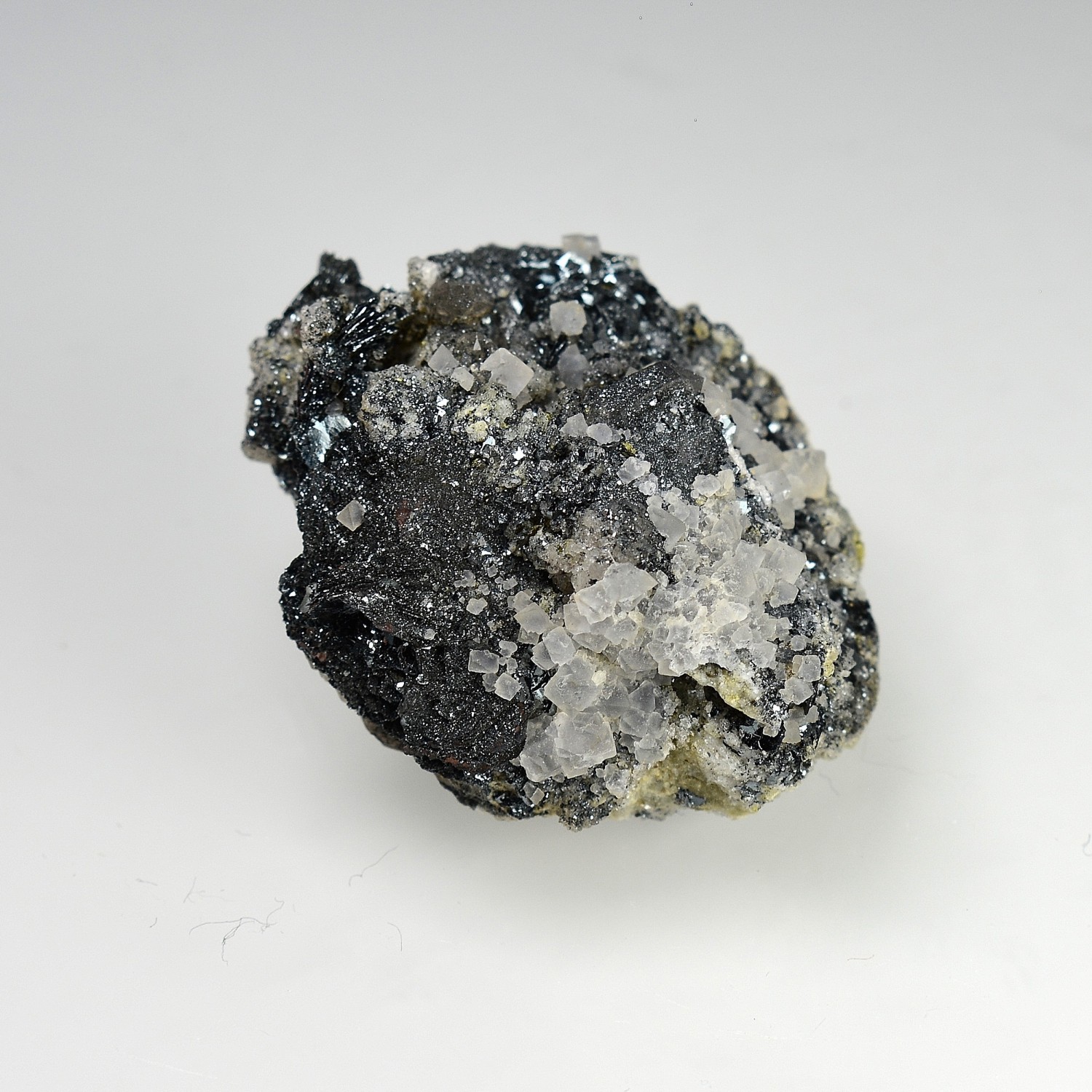Fluorine et hématite - Face Sud des Droites, massif du Mont-Blanc, Haute-Savoie, France
