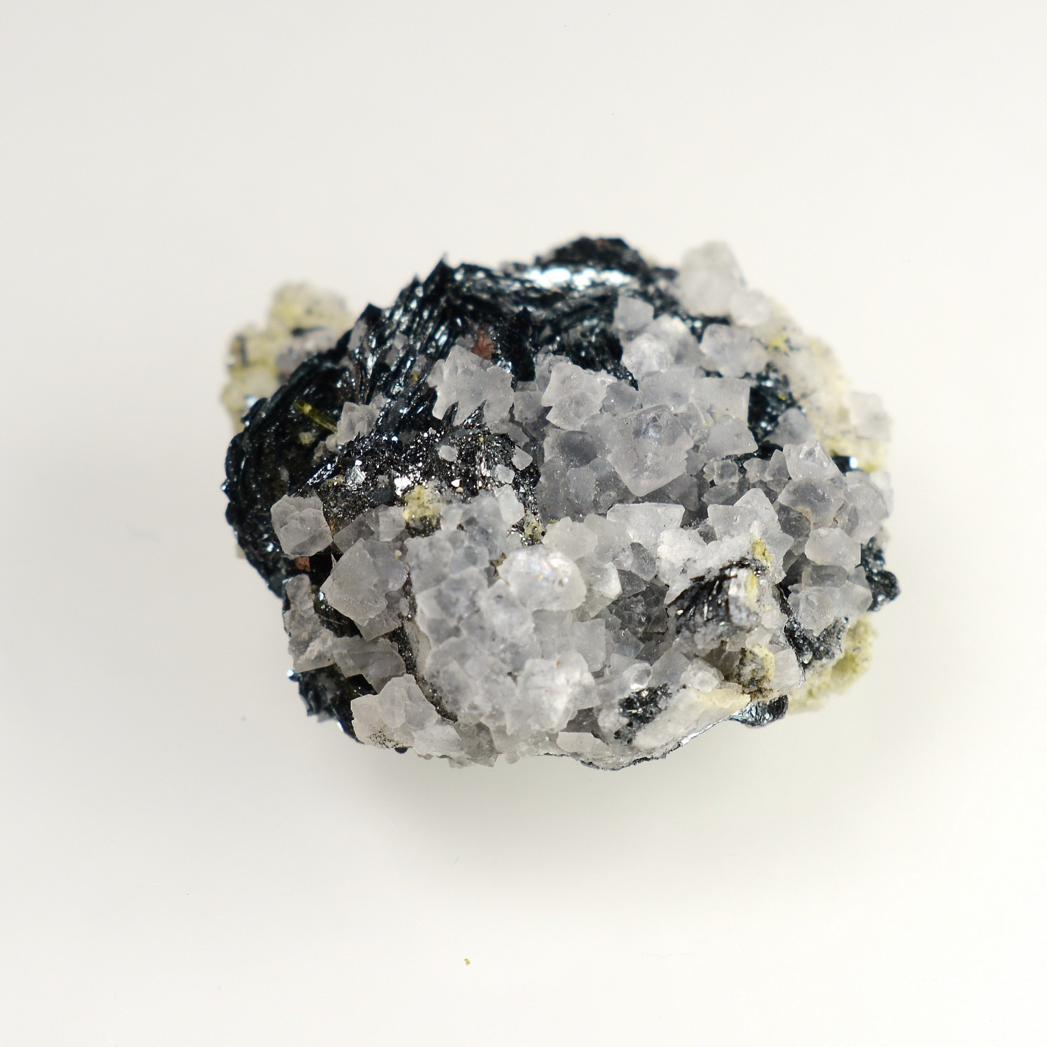 Fluorine et hématite - Face Sud des Droites, massif du Mont-Blanc, Haute-Savoie, France