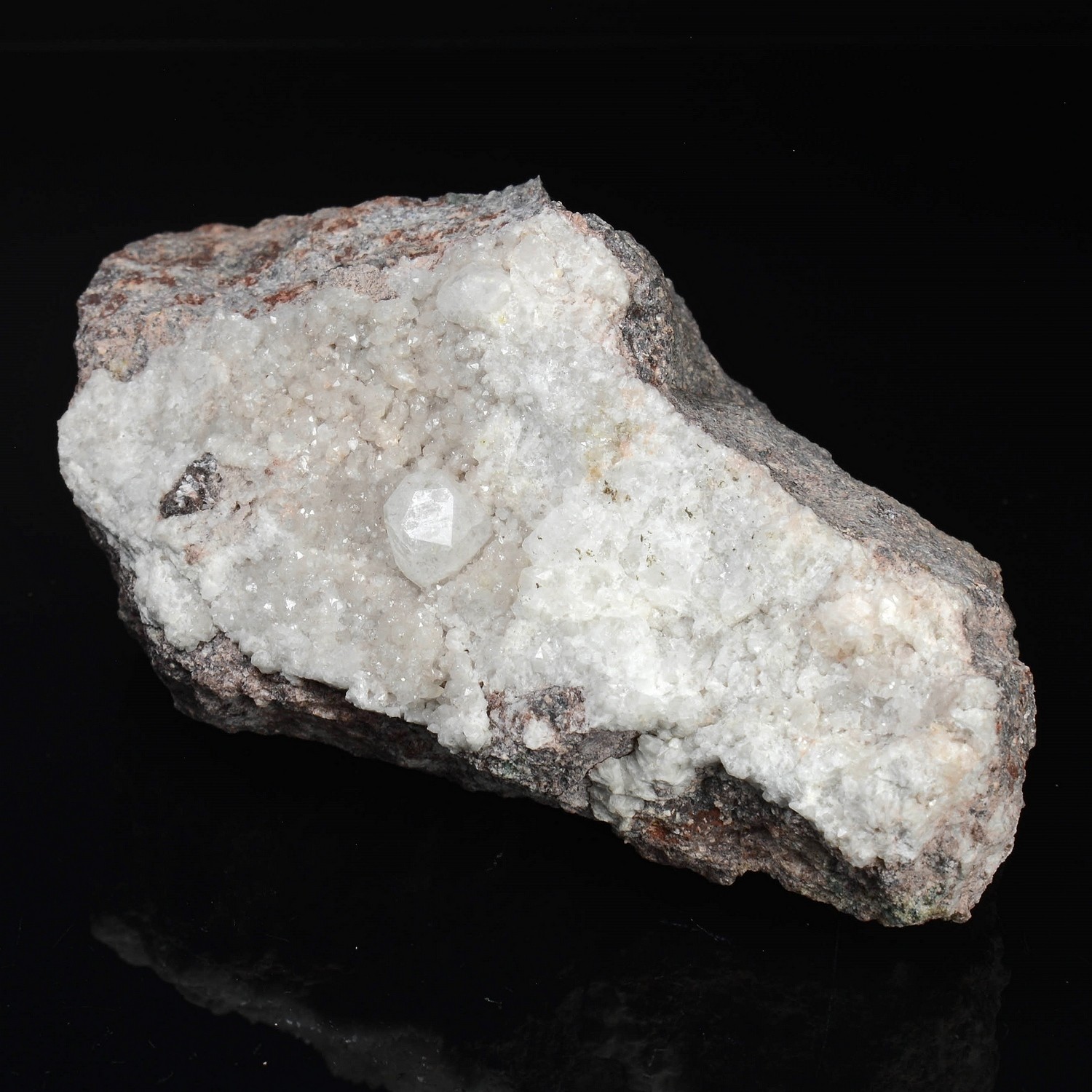 Analcime, quartz - Port d'Agrès, Aveyron, France