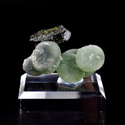 Epidote on prehnite - Diamonkara, Kayes, Mali