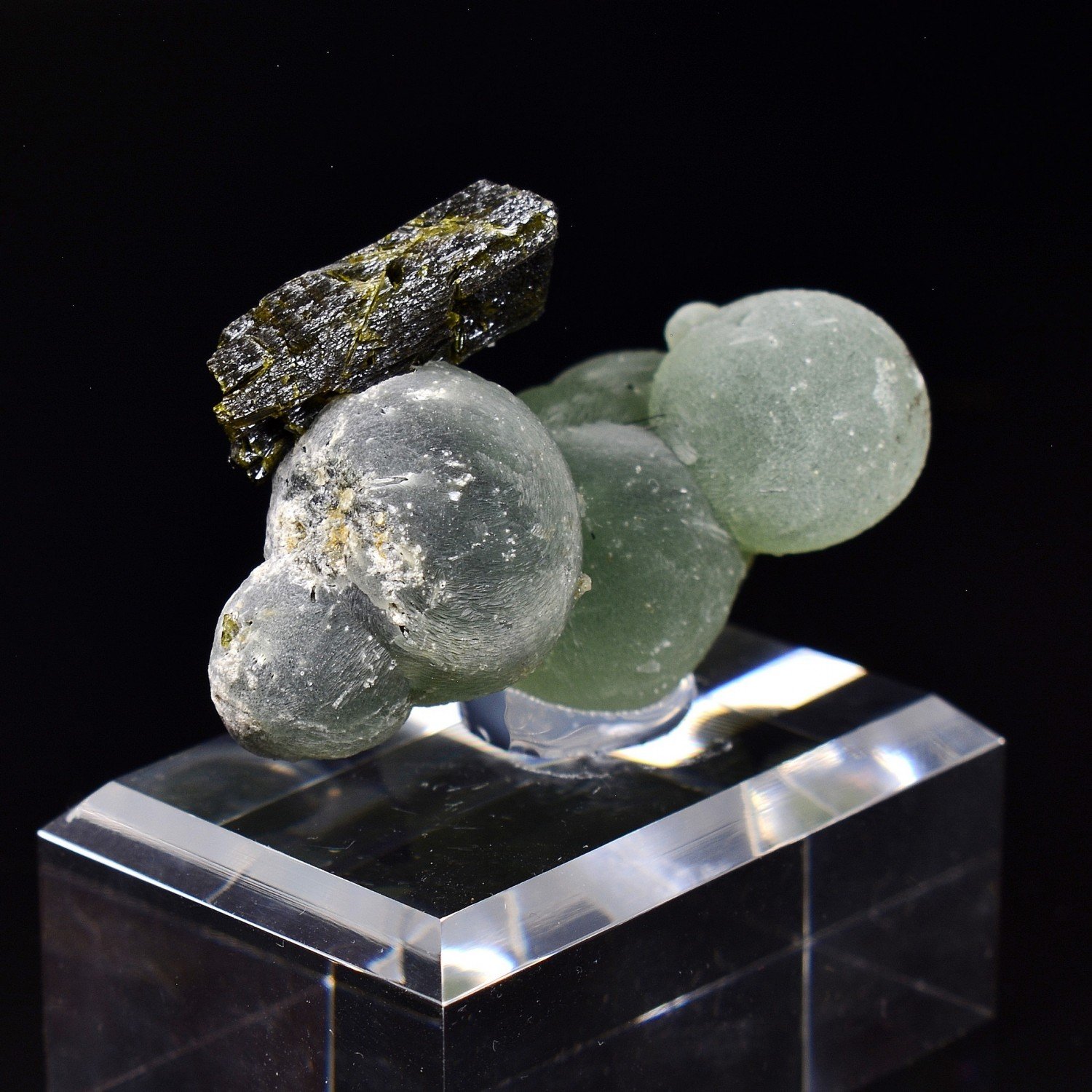 Epidote on prehnite - Diamonkara, Kayes, Mali