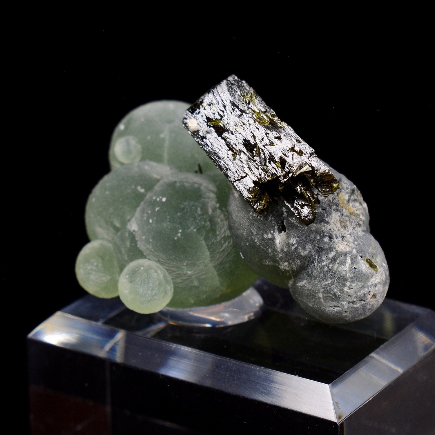 Epidote on prehnite - Diamonkara, Kayes, Mali