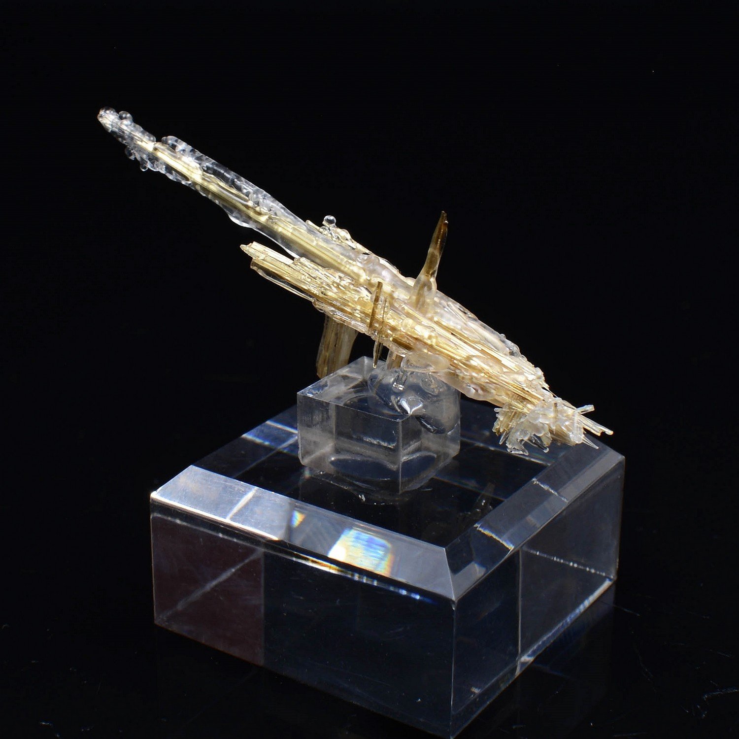 Hyalite opal on rutile - Novo Horizonte, Bahia, Brazil