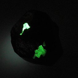 Tourmaline noire et opale hyalite - Monts Erongo, Namibie