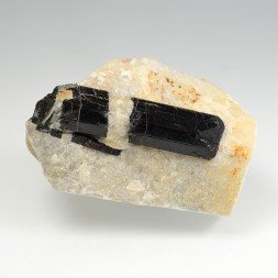 Tourmaline var. schorl in quartz - Biauchaud, Puy-de-Dôme, France