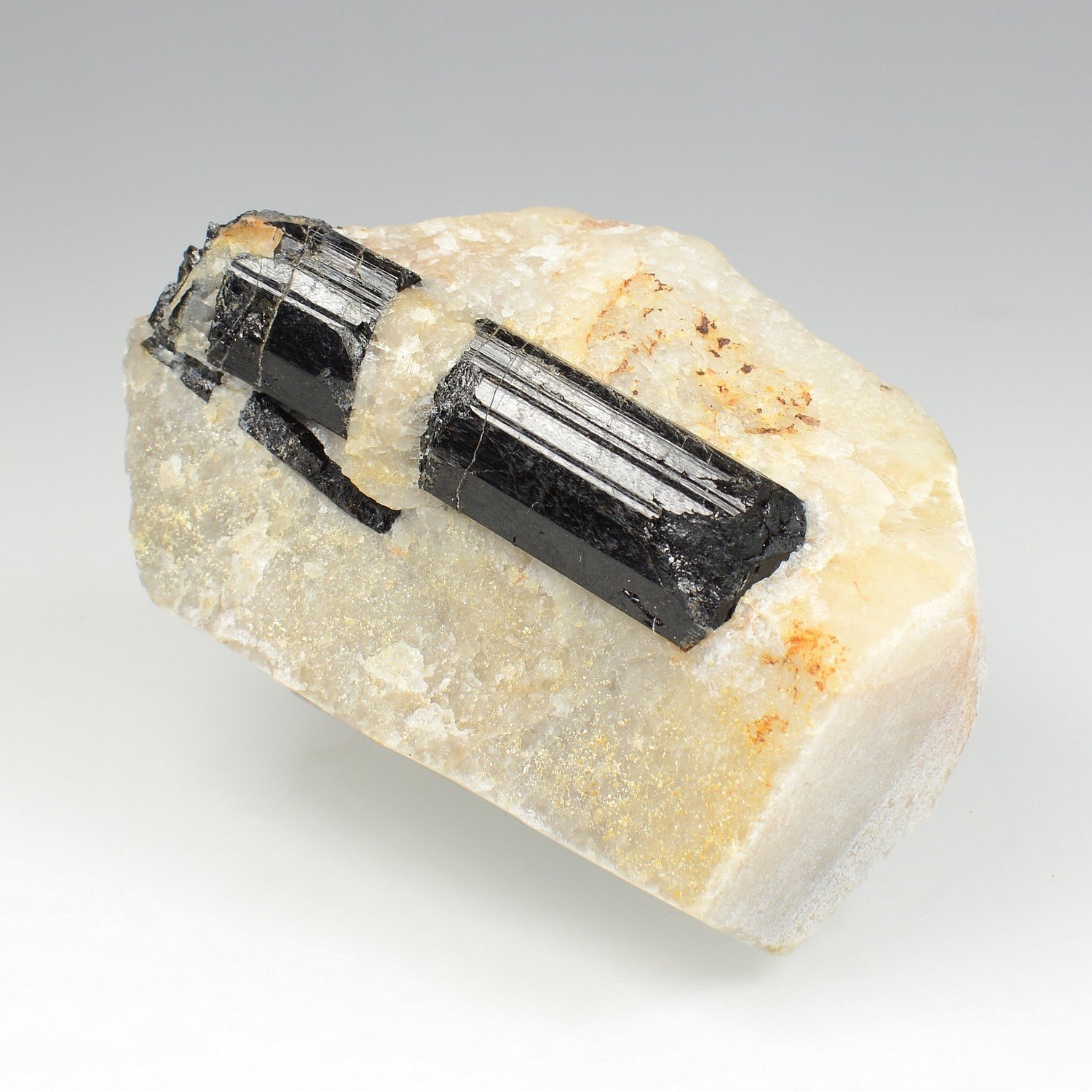 Tourmaline var. schorl dans quartz - Biauchaud, Puy-de-Dôme, France