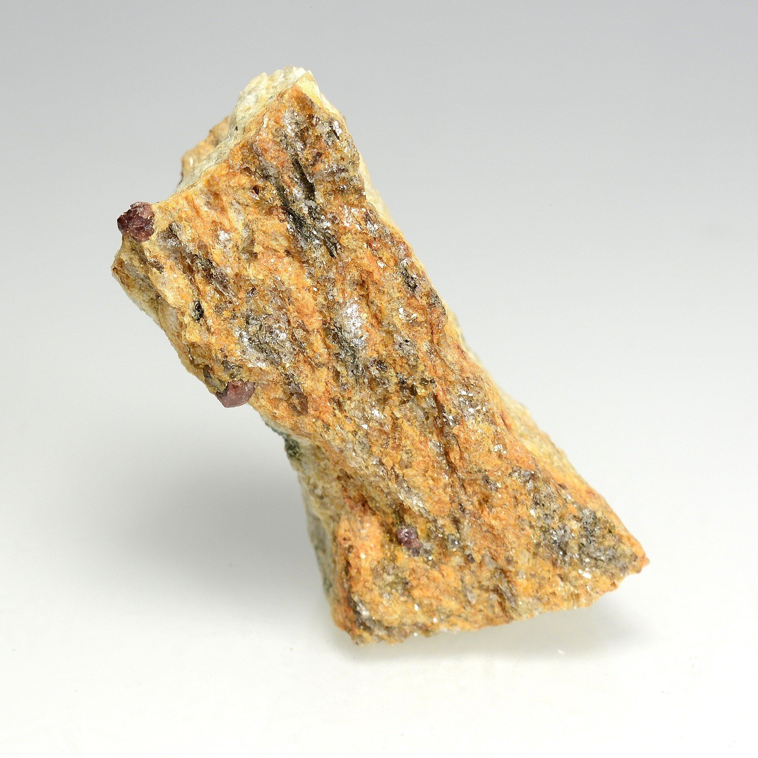 Grenat dans aplite - La Corderie, Péaule, Morbihan, France