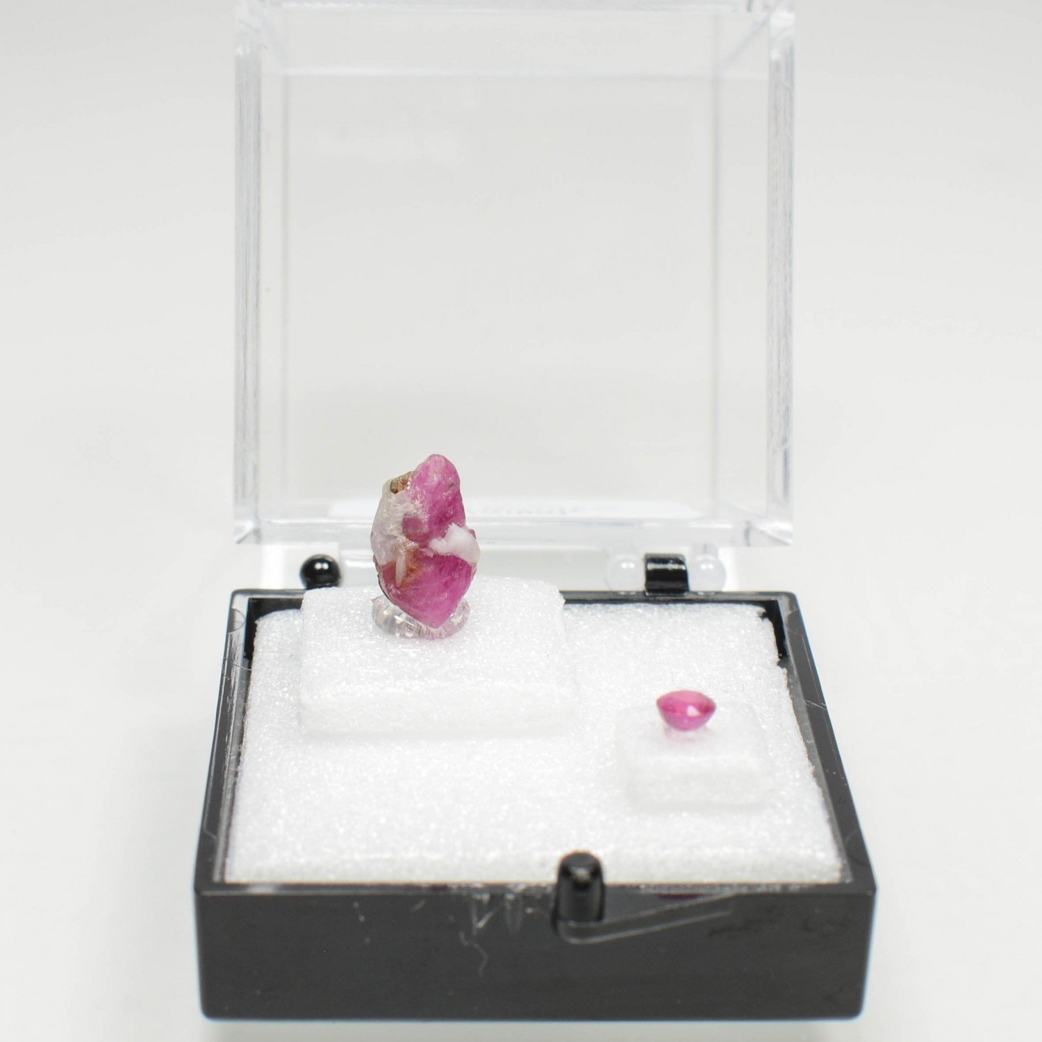 RUBIS -  pierre taillée et pierre brute